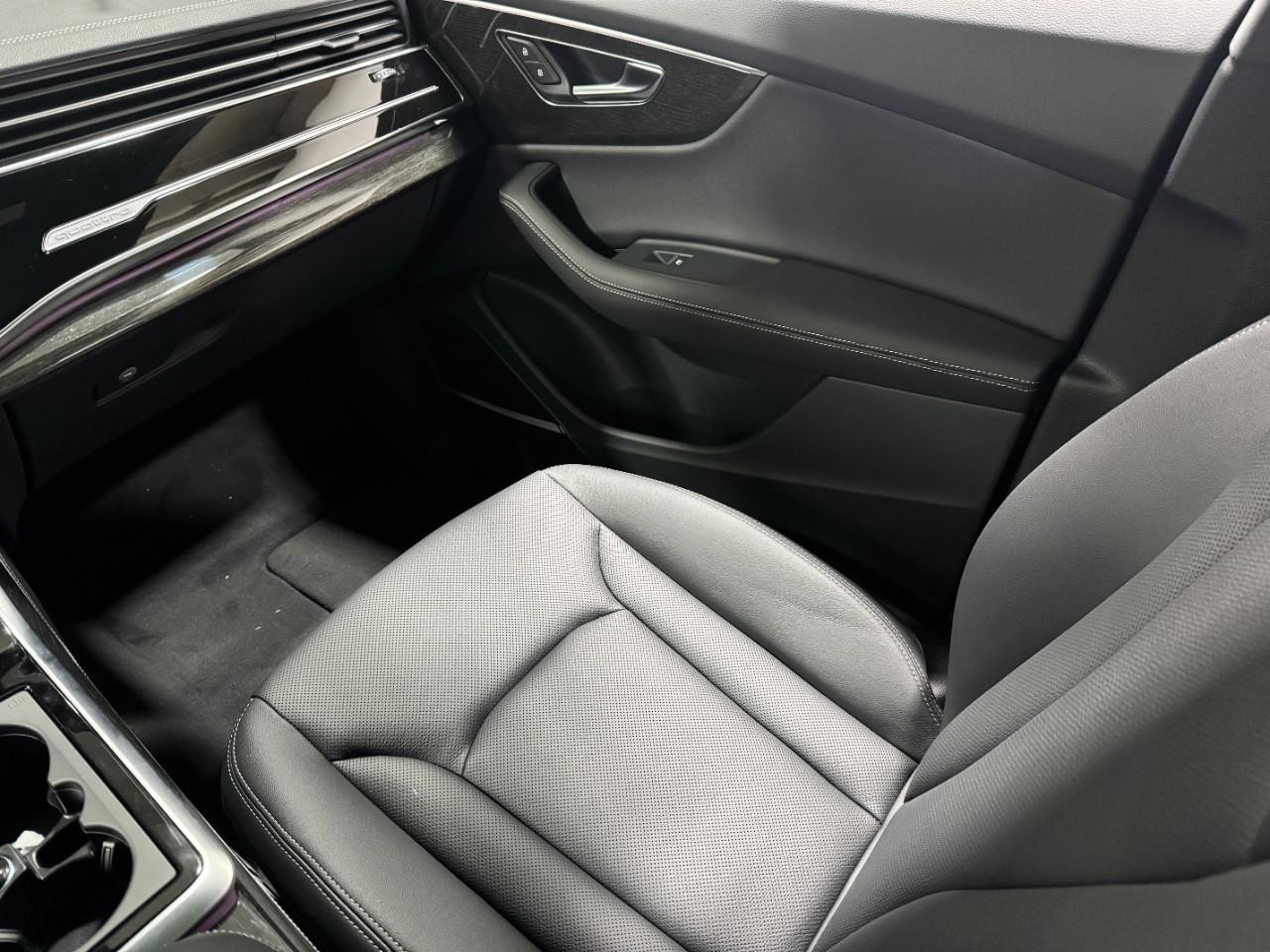 Audi Q8 Vehicle Full-screen Gallery Image 18