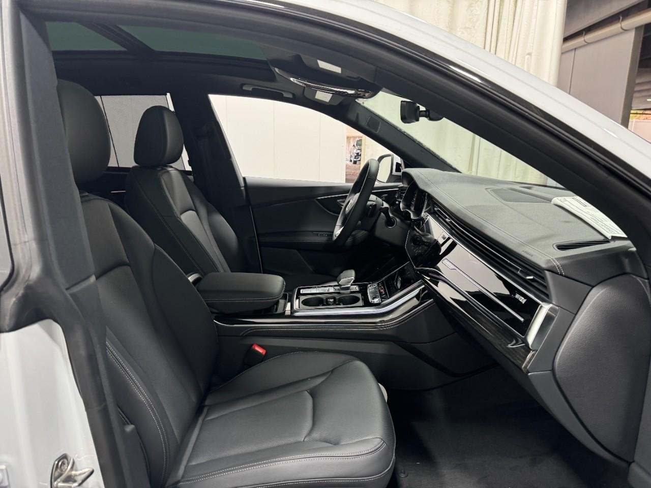 Audi Q8 Vehicle Full-screen Gallery Image 19