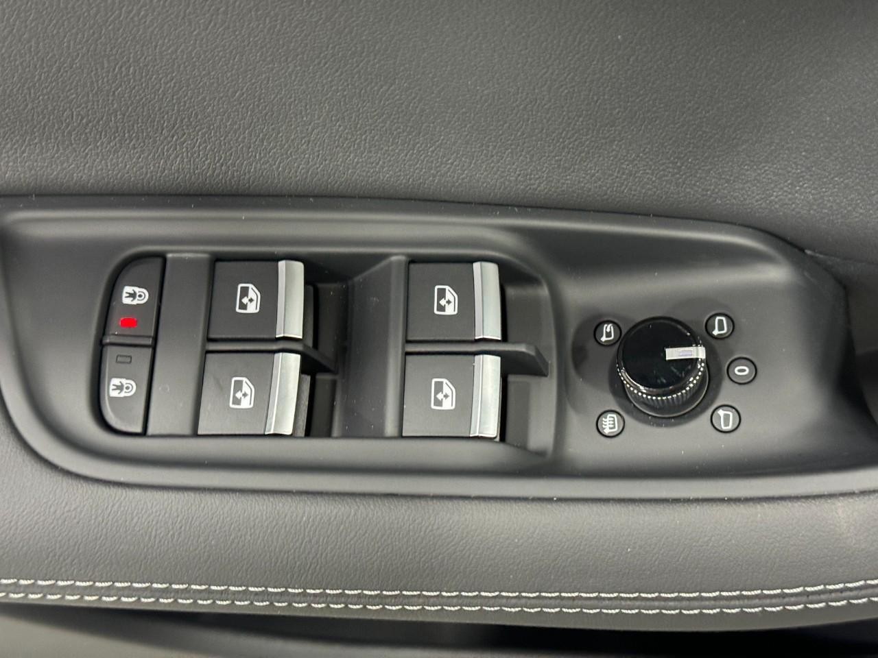 Audi Q8 Vehicle Full-screen Gallery Image 25