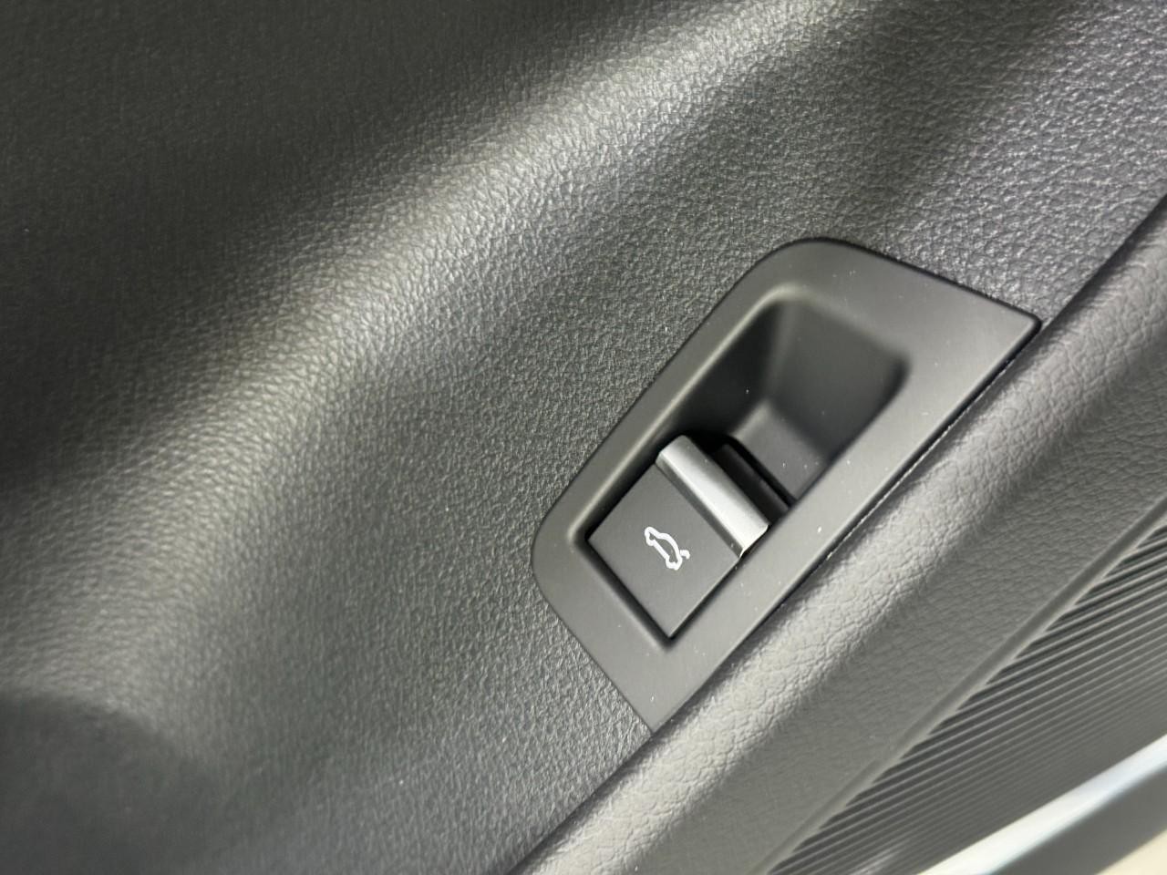 Audi Q8 Vehicle Full-screen Gallery Image 26