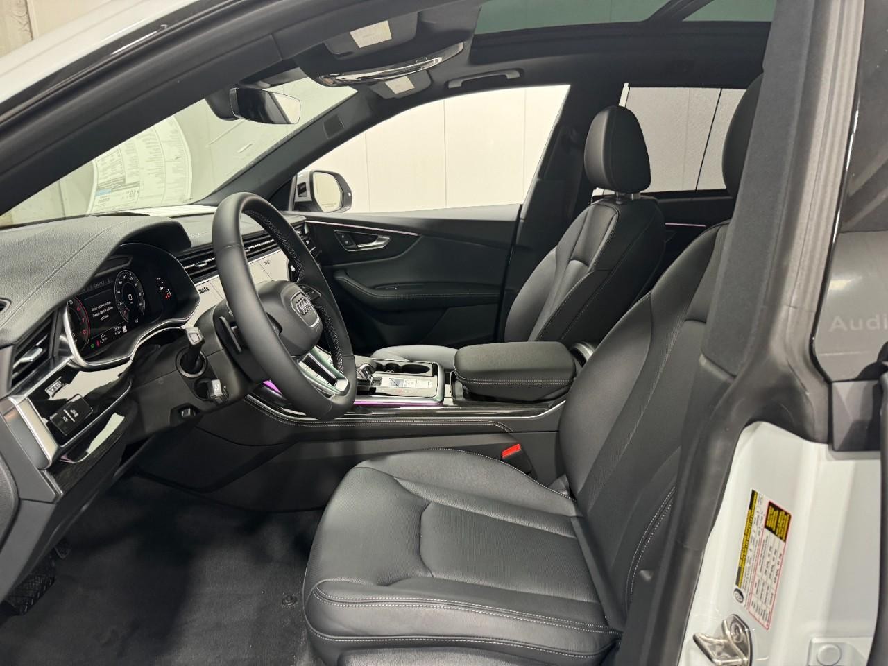 Audi Q8 Vehicle Full-screen Gallery Image 28