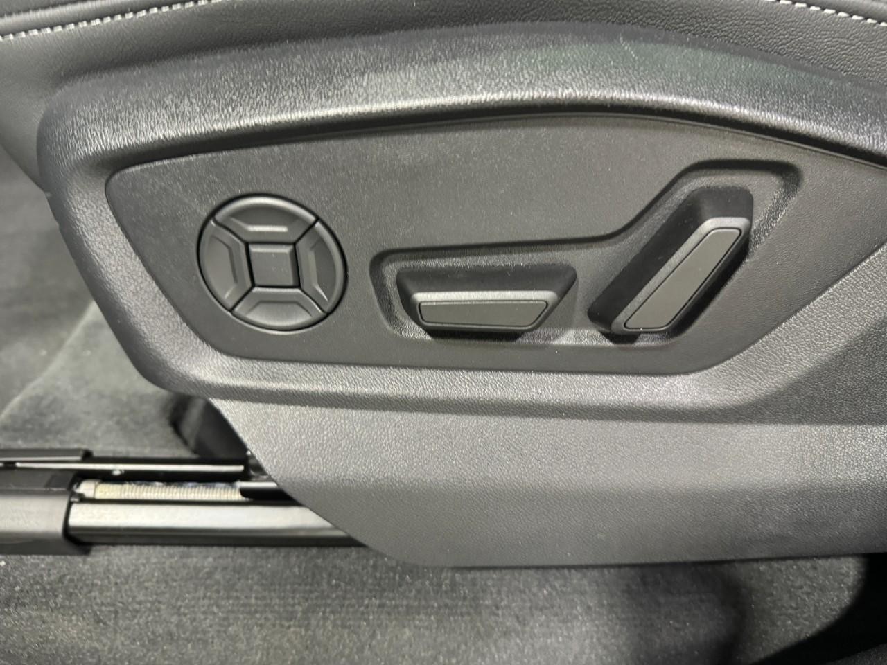 Audi Q8 Vehicle Full-screen Gallery Image 30