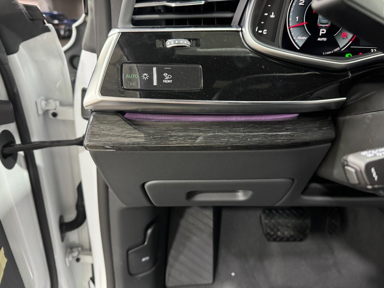 Audi Q8 Vehicle Full-screen Gallery Image 31