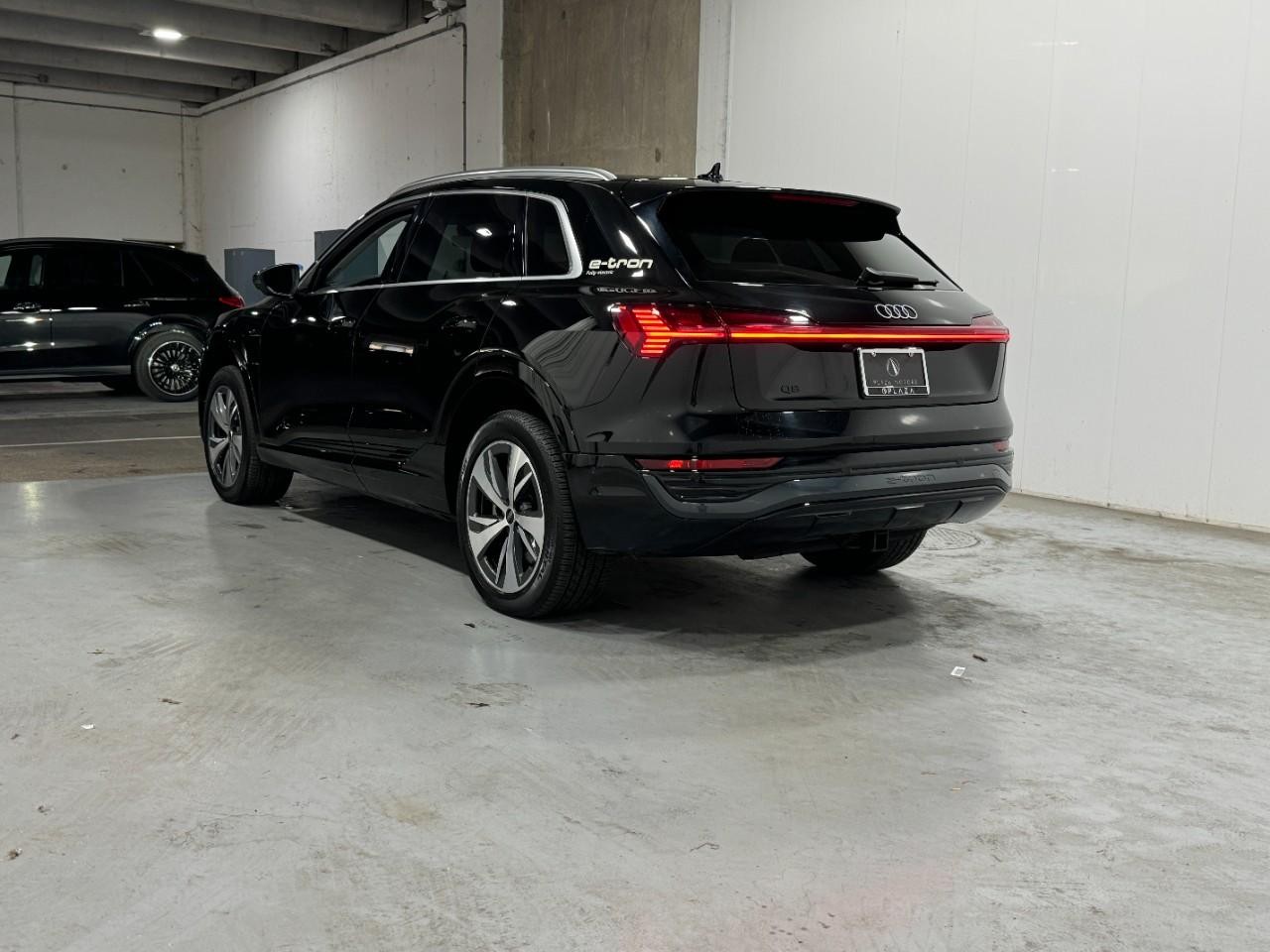 Audi Q8 e-tron Vehicle Full-screen Gallery Image 3