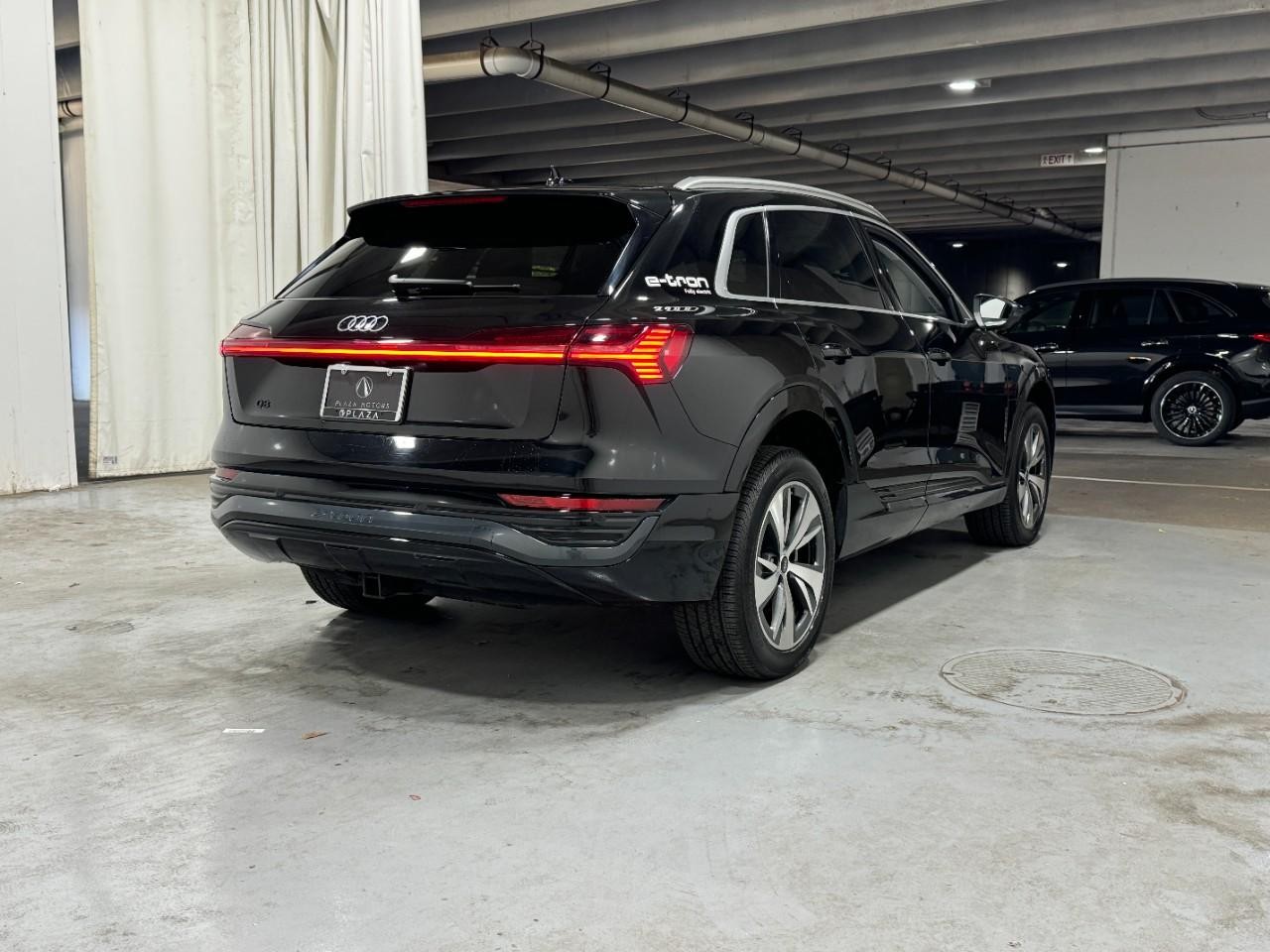 Audi Q8 e-tron Vehicle Full-screen Gallery Image 4