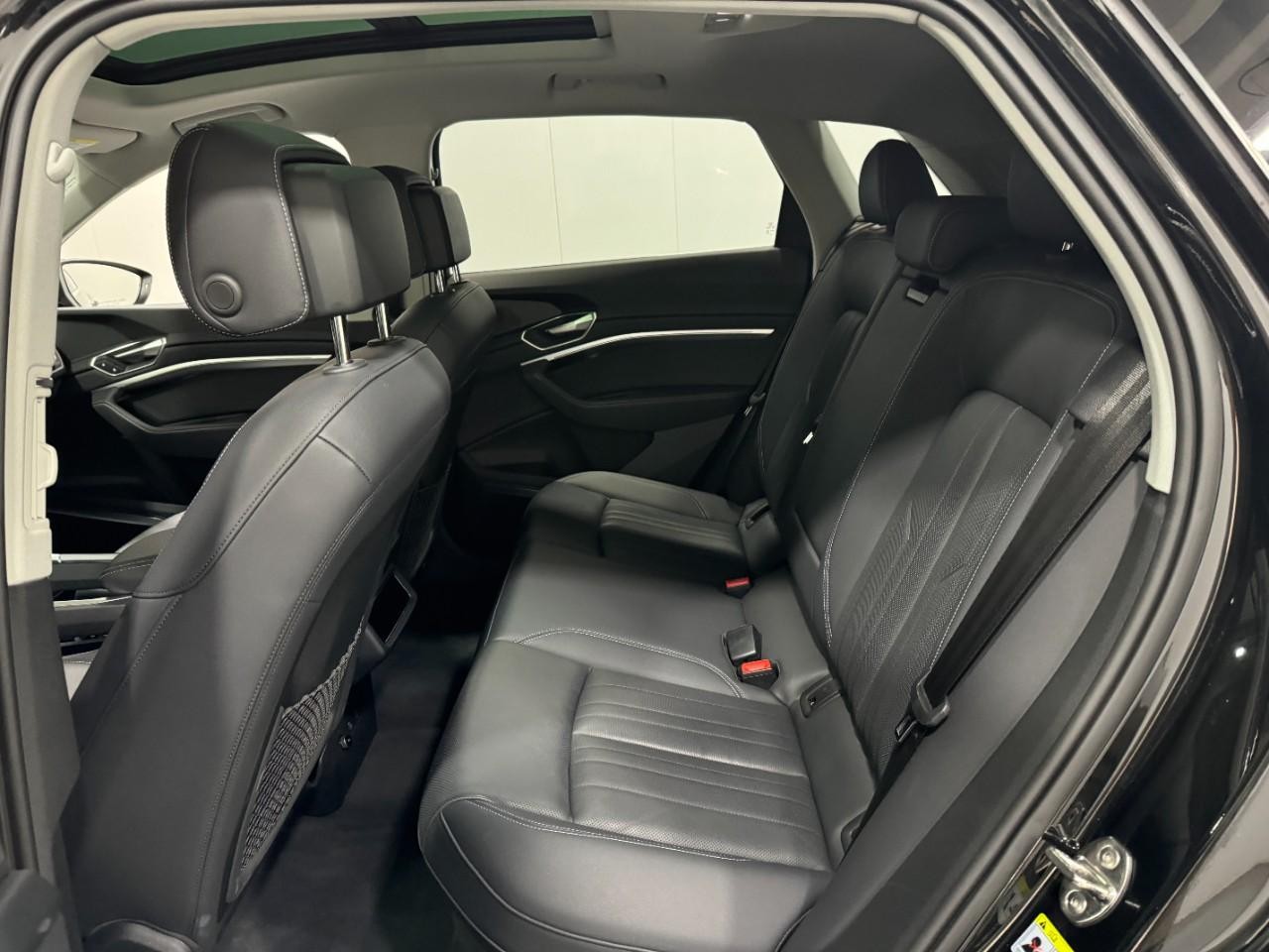 Audi Q8 e-tron Vehicle Full-screen Gallery Image 8