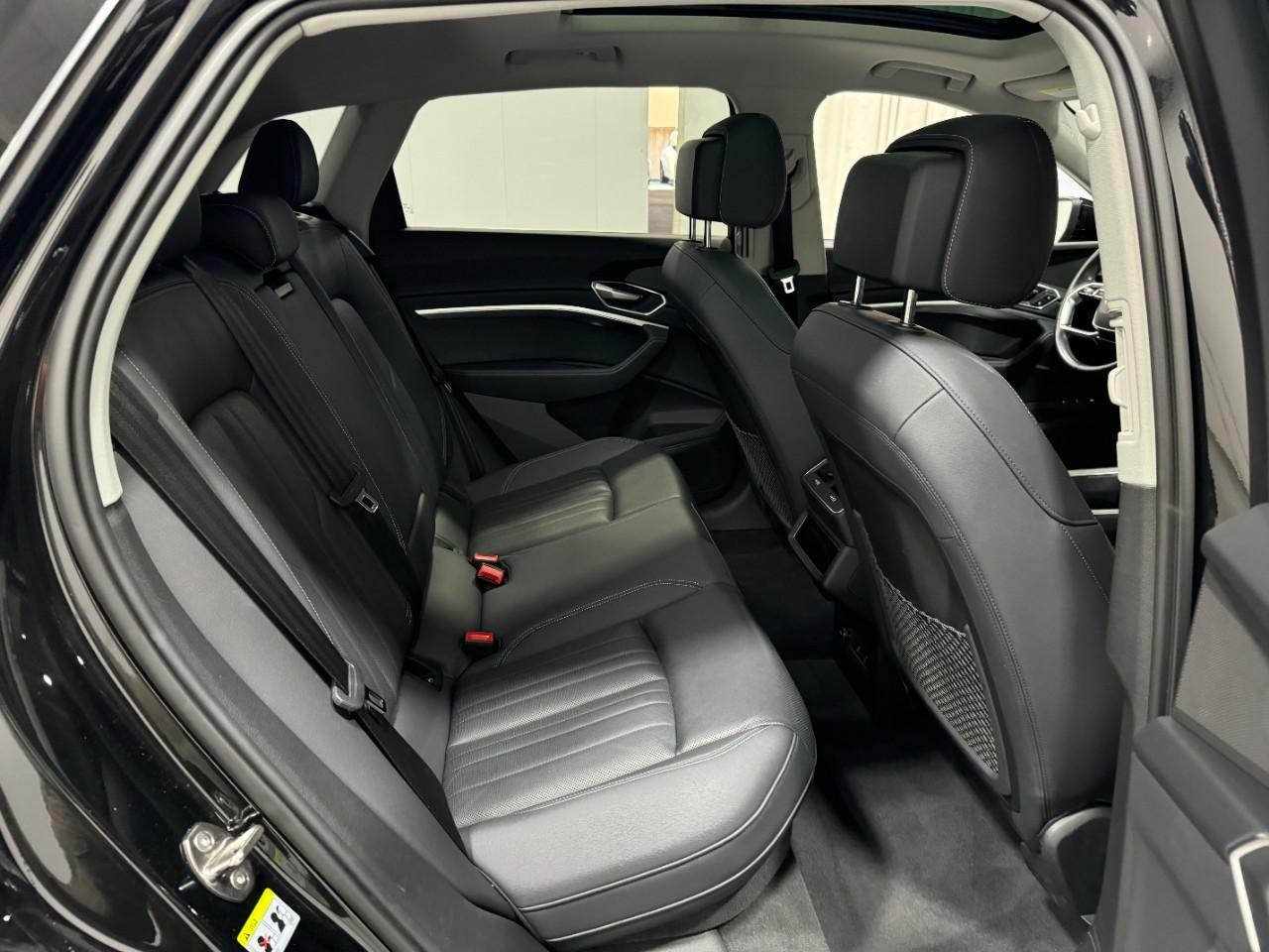 Audi Q8 e-tron Vehicle Full-screen Gallery Image 10