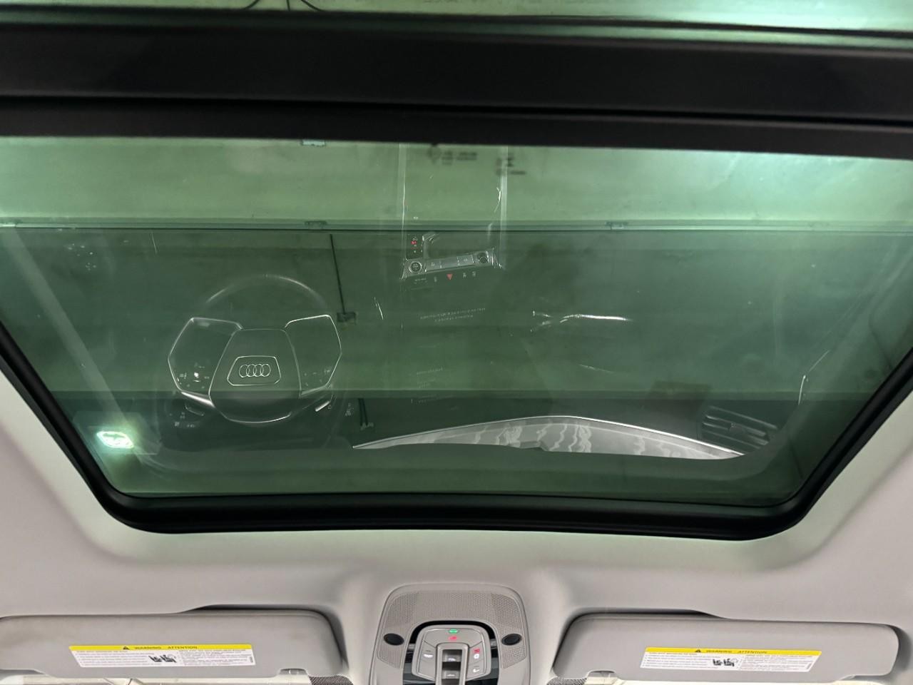 Audi Q8 e-tron Vehicle Full-screen Gallery Image 12