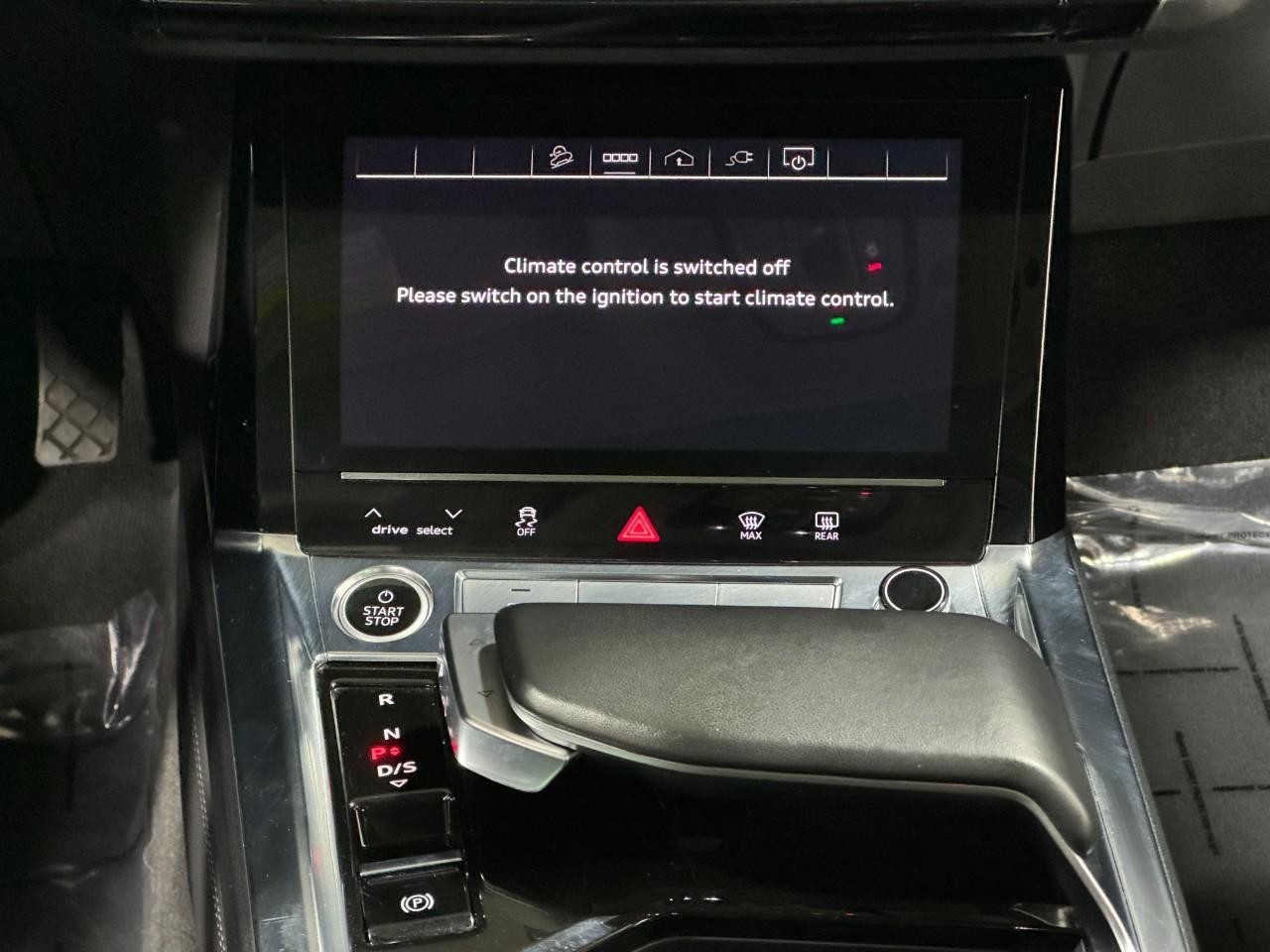 Audi Q8 e-tron Vehicle Full-screen Gallery Image 16