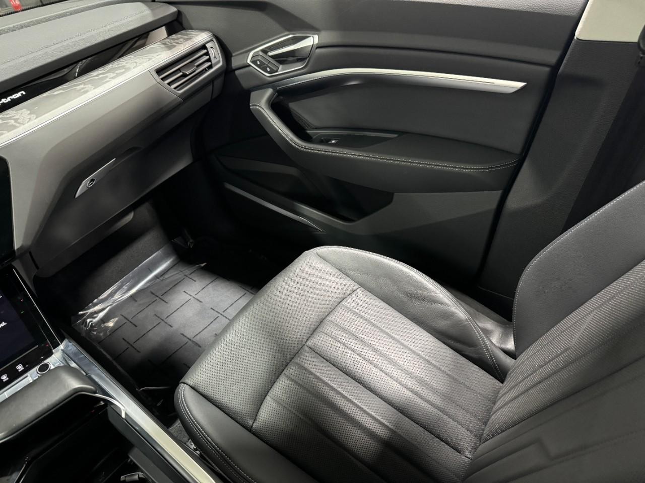 Audi Q8 e-tron Vehicle Full-screen Gallery Image 17