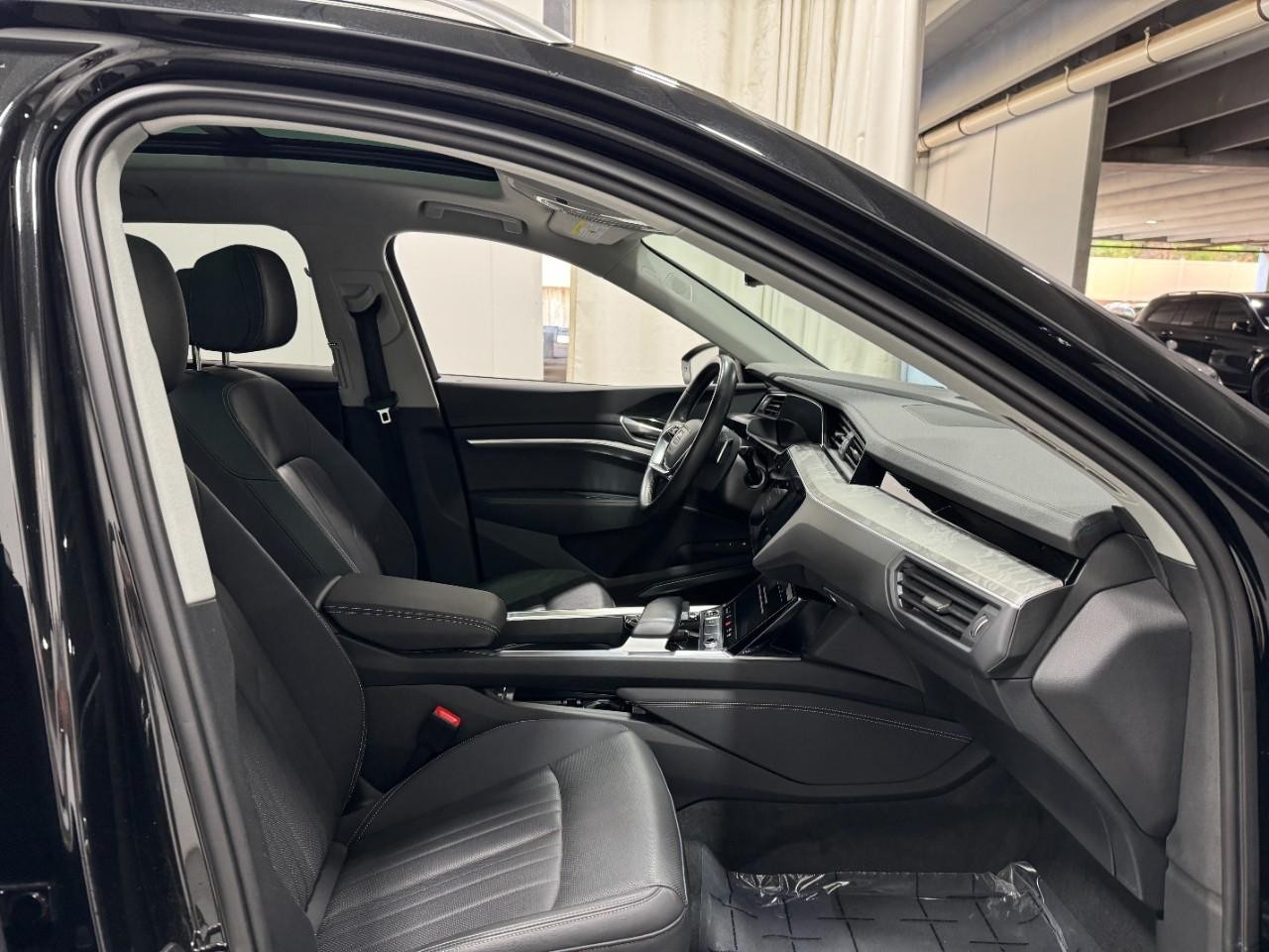 Audi Q8 e-tron Vehicle Full-screen Gallery Image 18