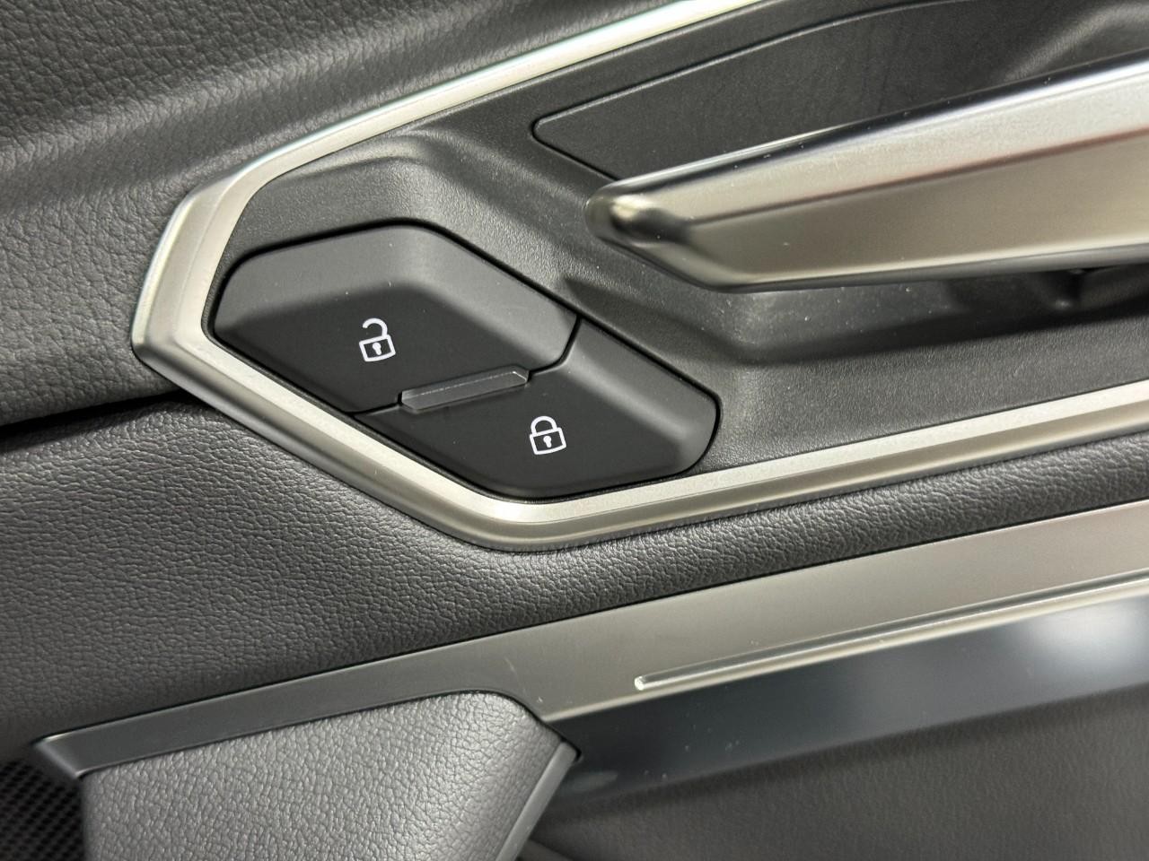 Audi Q8 e-tron Vehicle Full-screen Gallery Image 21