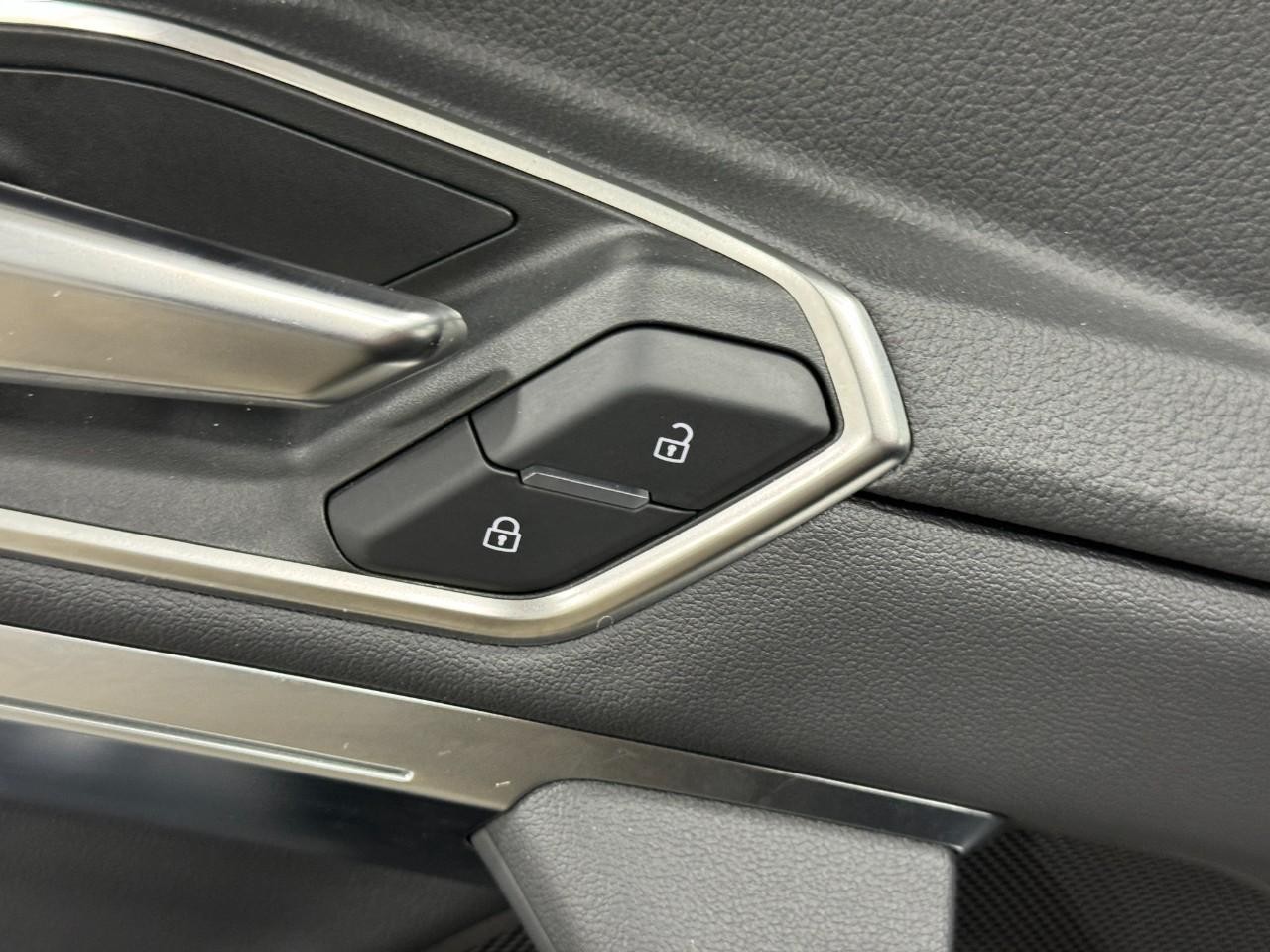 Audi Q8 e-tron Vehicle Full-screen Gallery Image 23