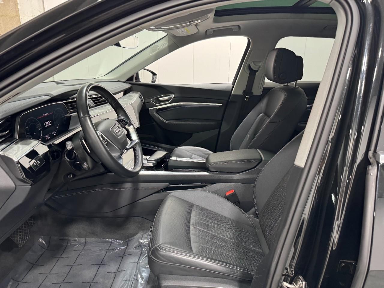 Audi Q8 e-tron Vehicle Full-screen Gallery Image 28