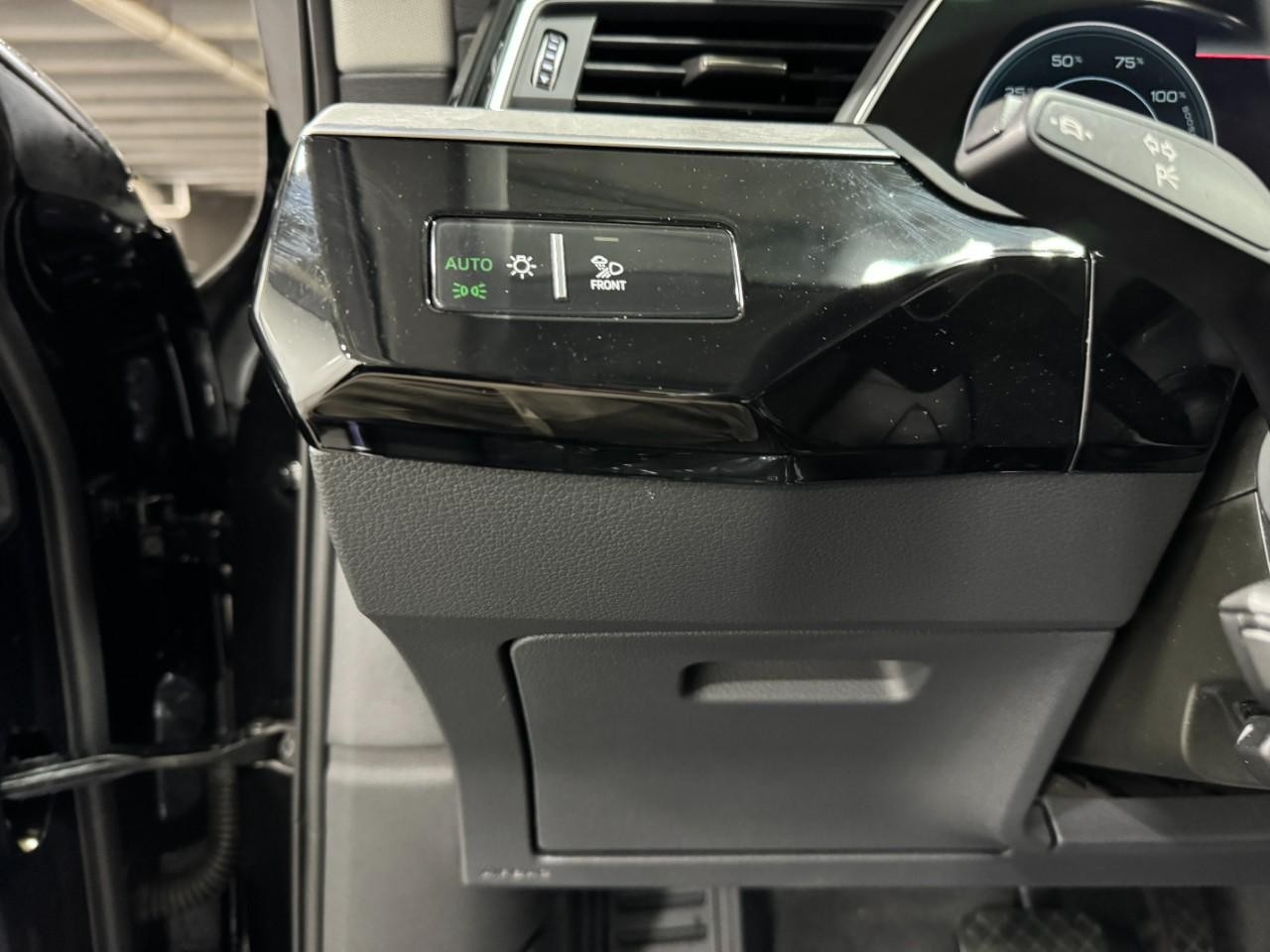 Audi Q8 e-tron Vehicle Full-screen Gallery Image 31