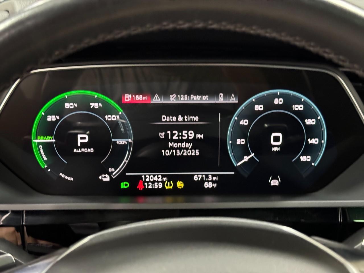 Audi Q8 e-tron Vehicle Full-screen Gallery Image 35