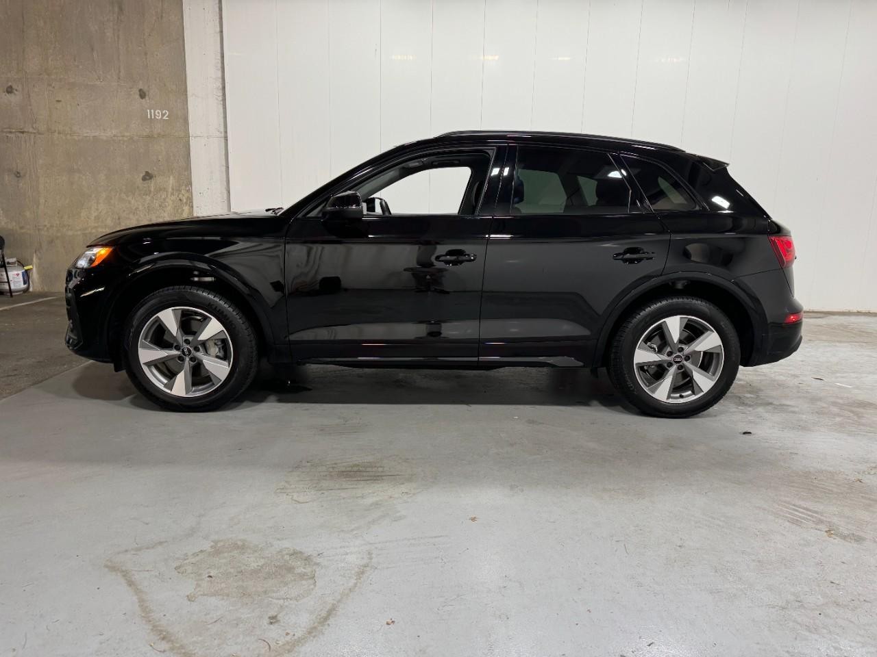 Audi Q5 Vehicle Full-screen Gallery Image 2