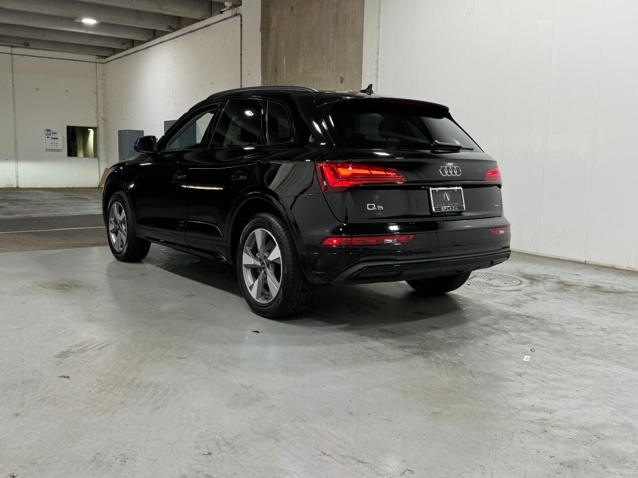 Audi Q5 Vehicle Full-screen Gallery Image 3