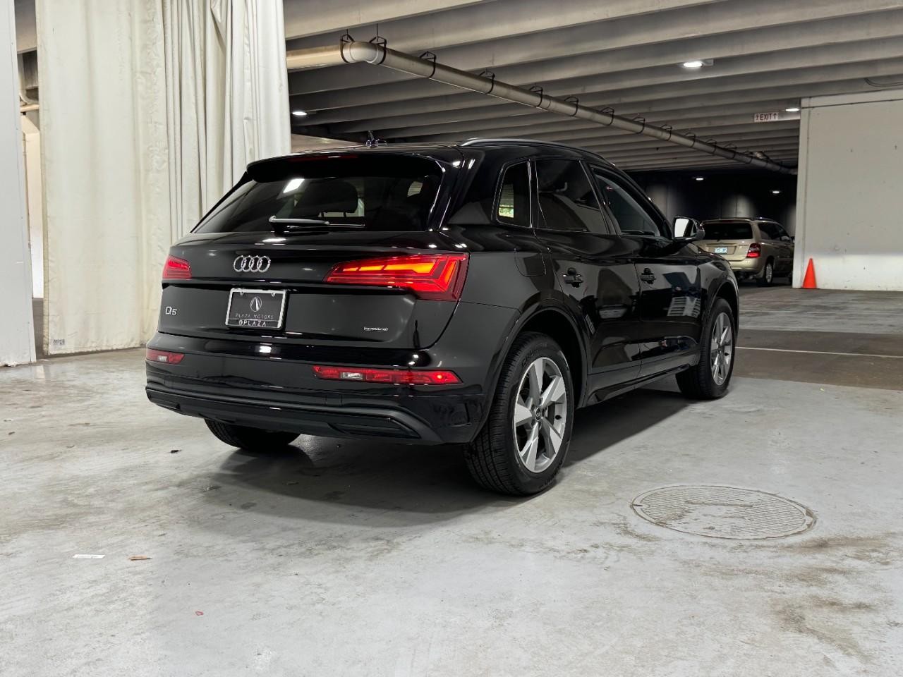 Audi Q5 Vehicle Full-screen Gallery Image 4