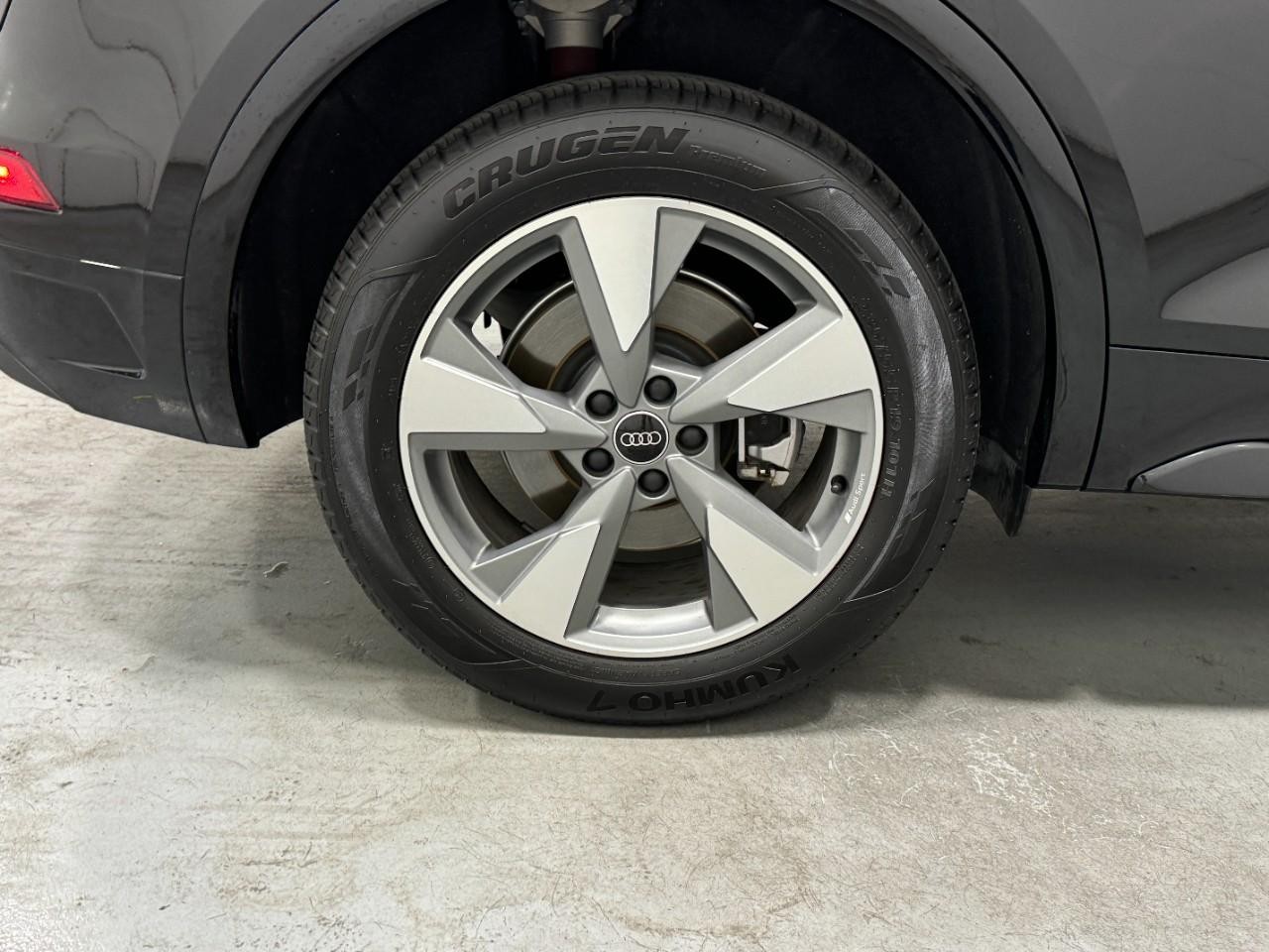 Audi Q5 Vehicle Full-screen Gallery Image 5