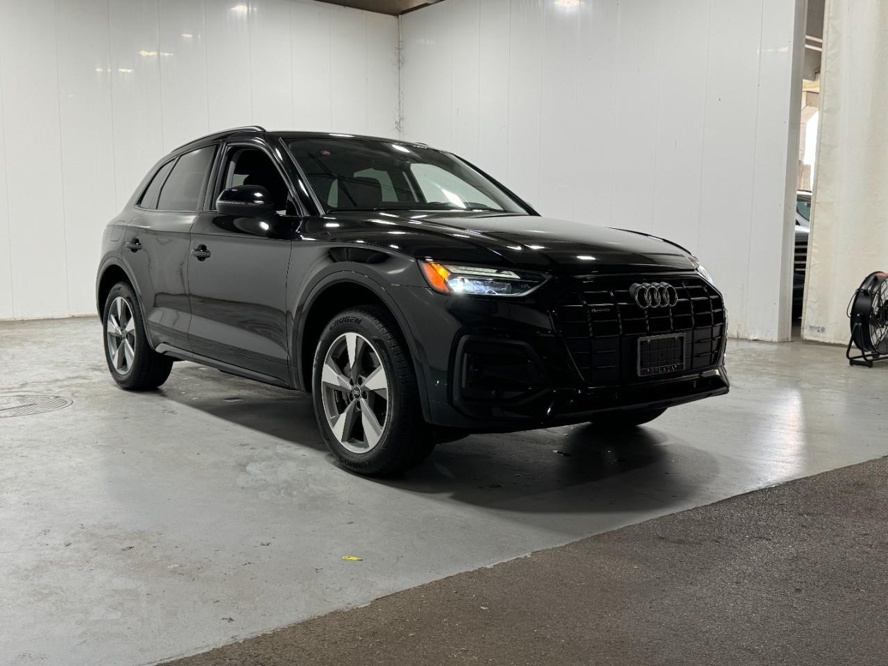 Audi Q5 Vehicle Full-screen Gallery Image 6