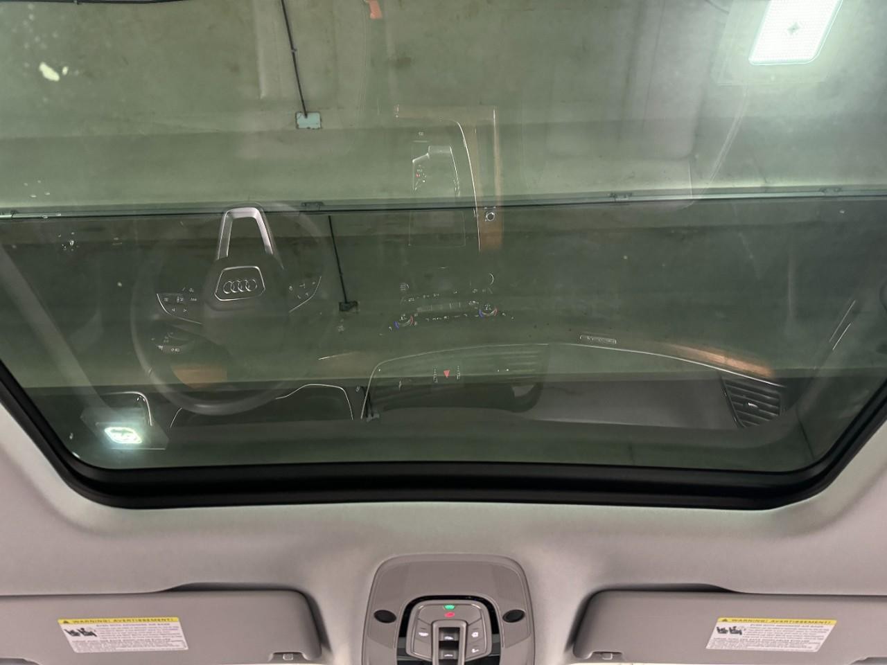 Audi Q5 Vehicle Full-screen Gallery Image 12