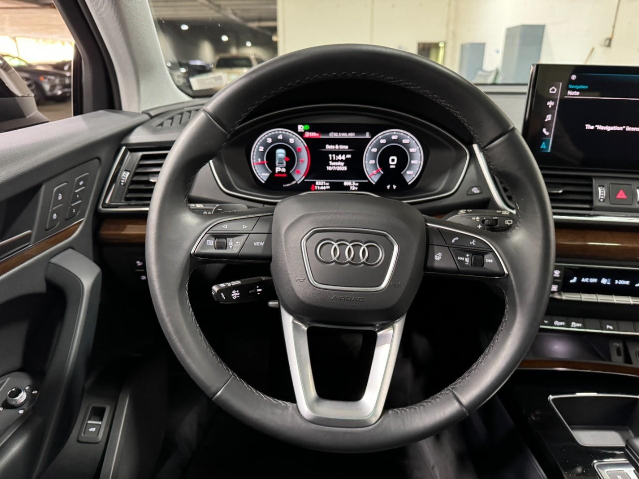 Audi Q5 Vehicle Full-screen Gallery Image 14