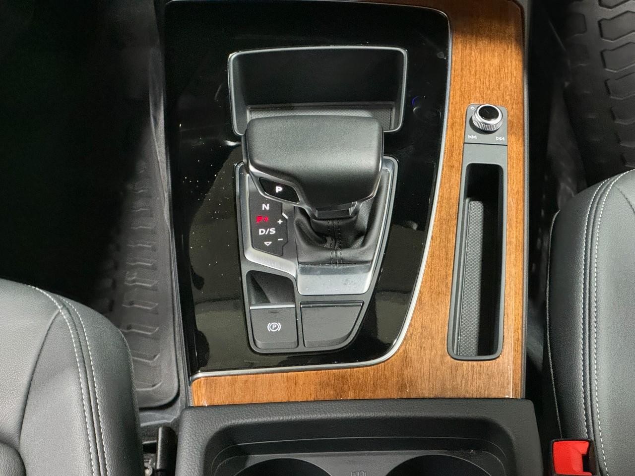 Audi Q5 Vehicle Full-screen Gallery Image 17