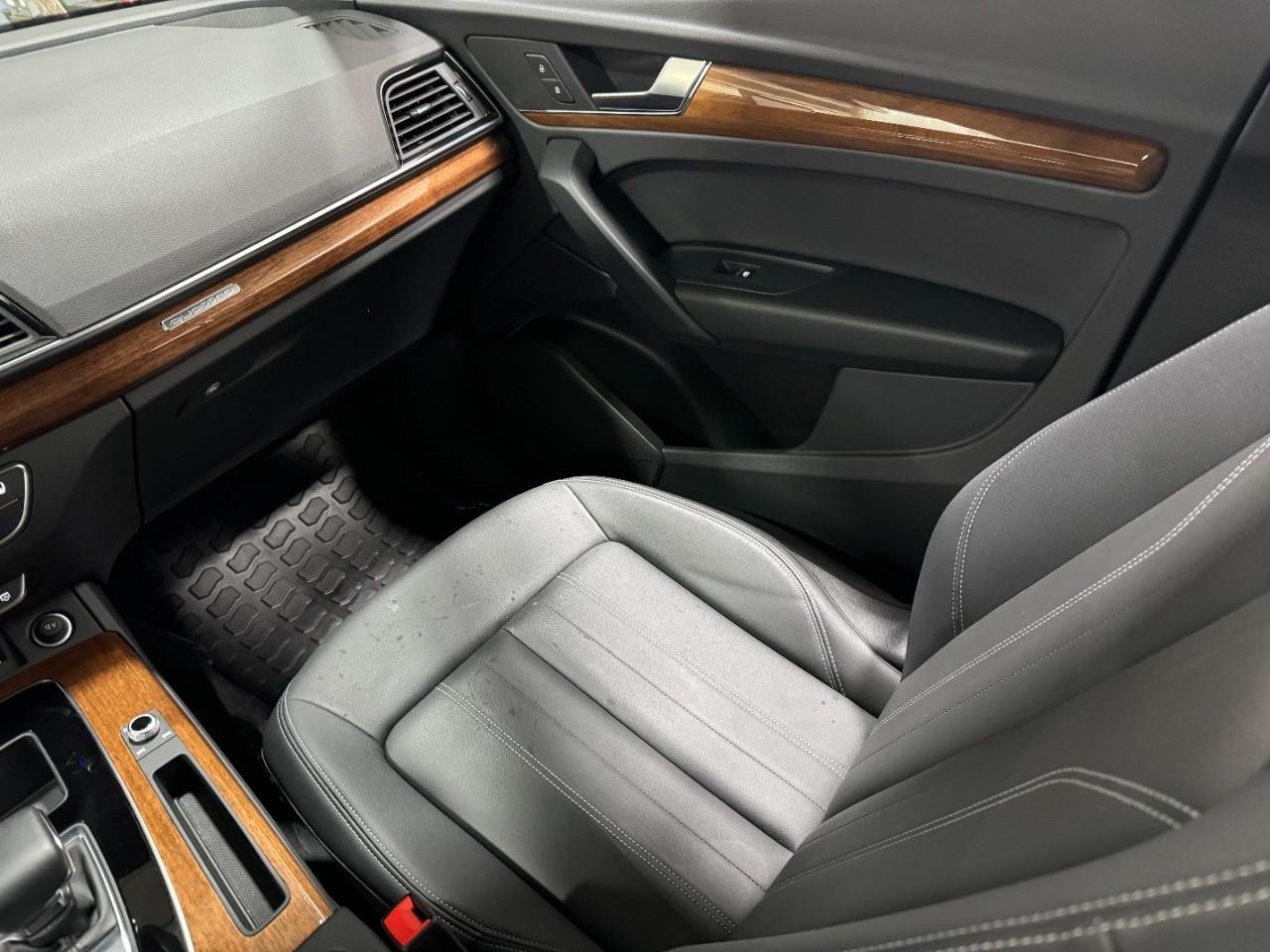 Audi Q5 Vehicle Full-screen Gallery Image 18