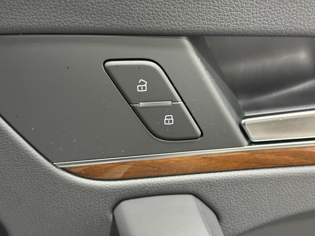 Audi Q5 Vehicle Full-screen Gallery Image 22