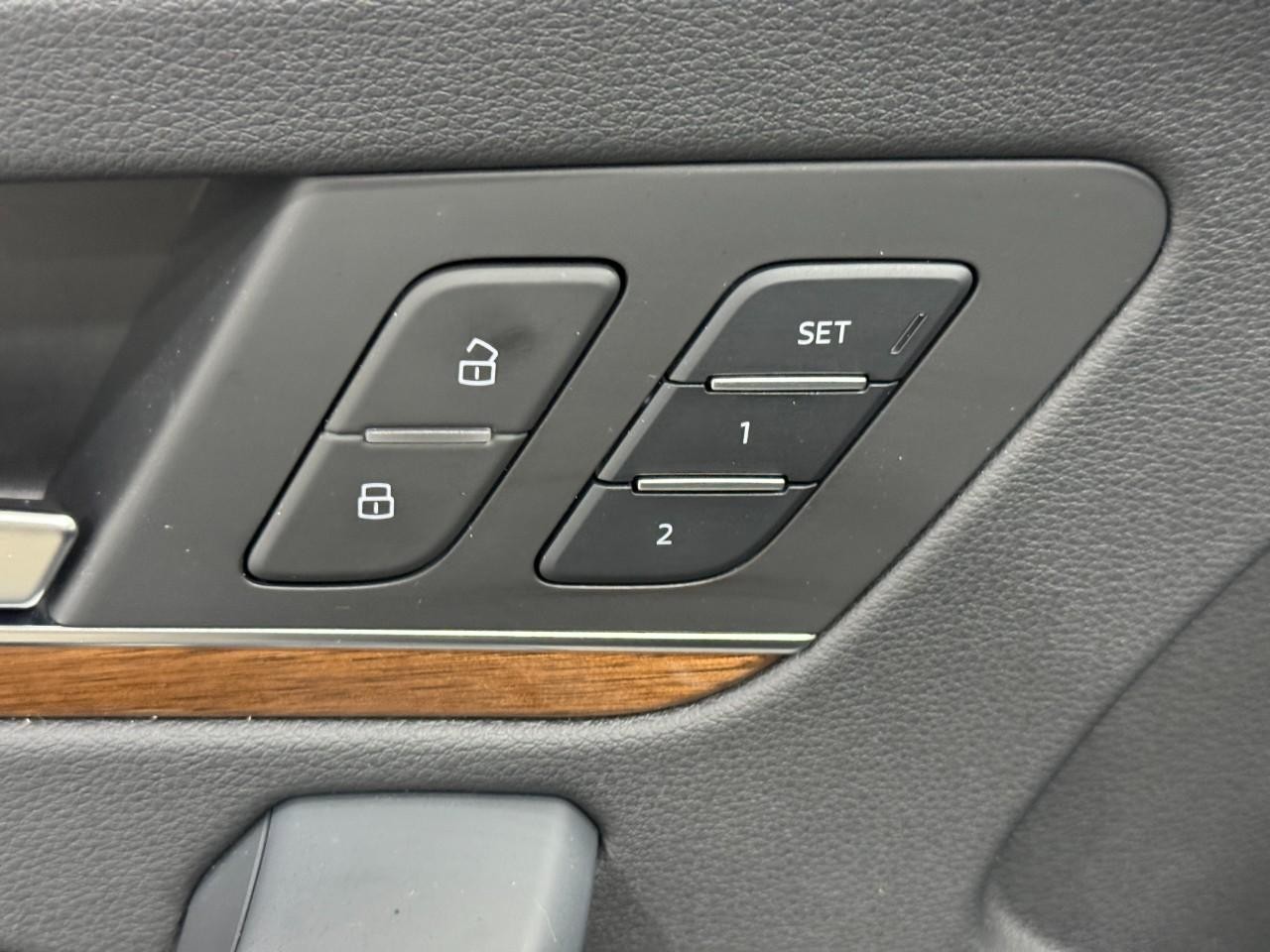 Audi Q5 Vehicle Full-screen Gallery Image 24