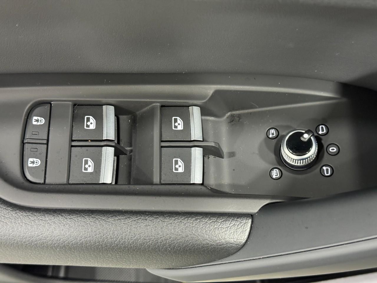 Audi Q5 Vehicle Full-screen Gallery Image 25