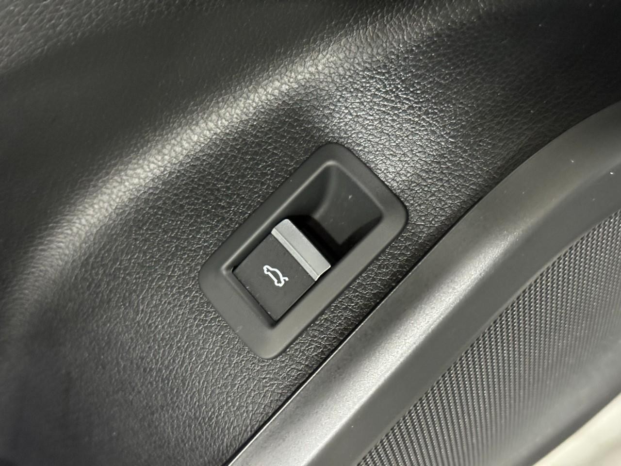 Audi Q5 Vehicle Full-screen Gallery Image 26