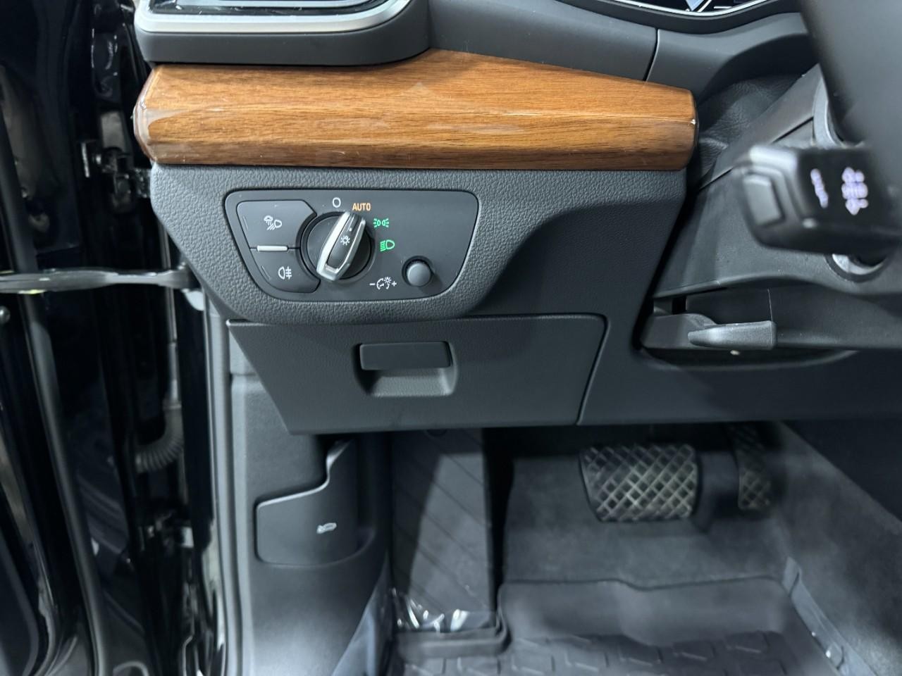 Audi Q5 Vehicle Full-screen Gallery Image 30