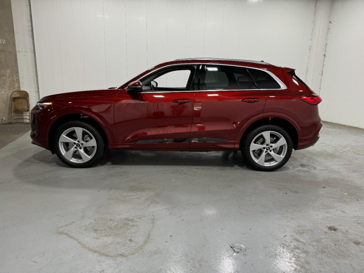 Audi Q5 Vehicle Full-screen Gallery Image 2