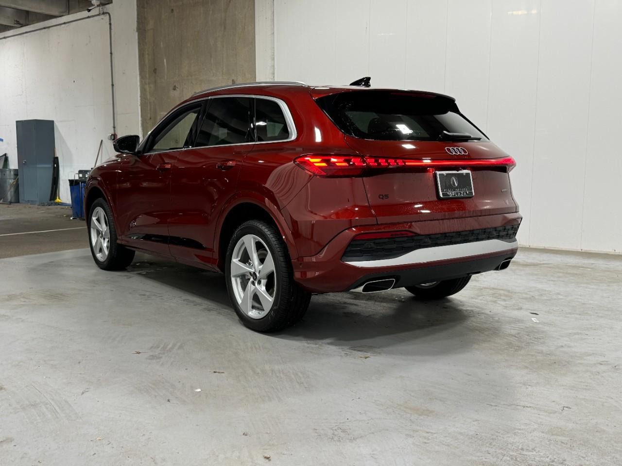 Audi Q5 Vehicle Full-screen Gallery Image 3