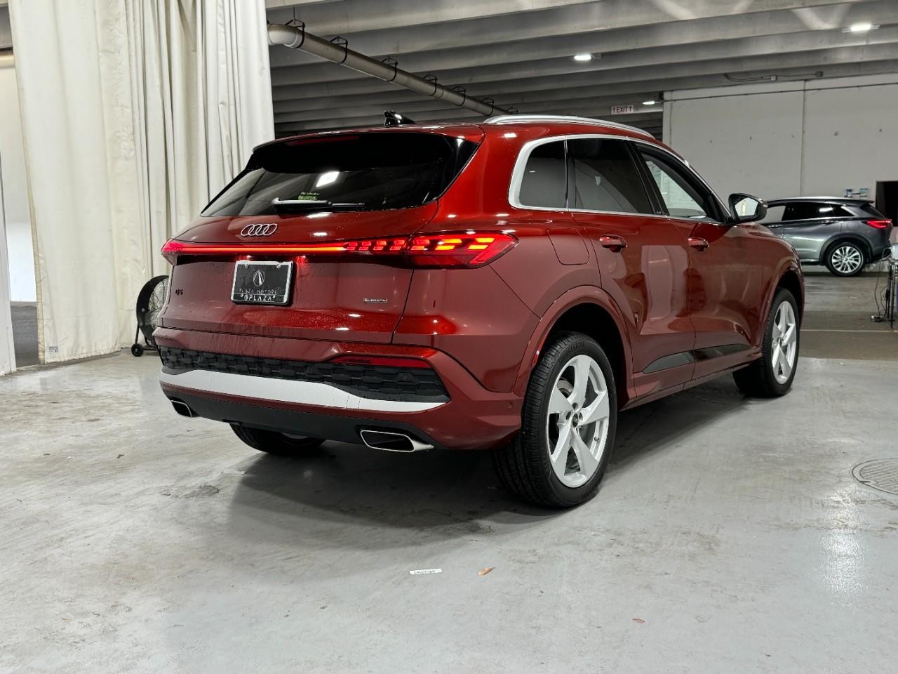 Audi Q5 Vehicle Full-screen Gallery Image 4