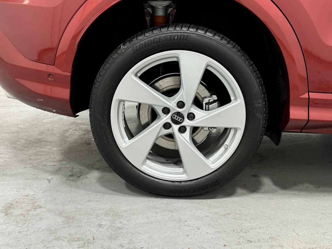 Audi Q5 Vehicle Full-screen Gallery Image 5