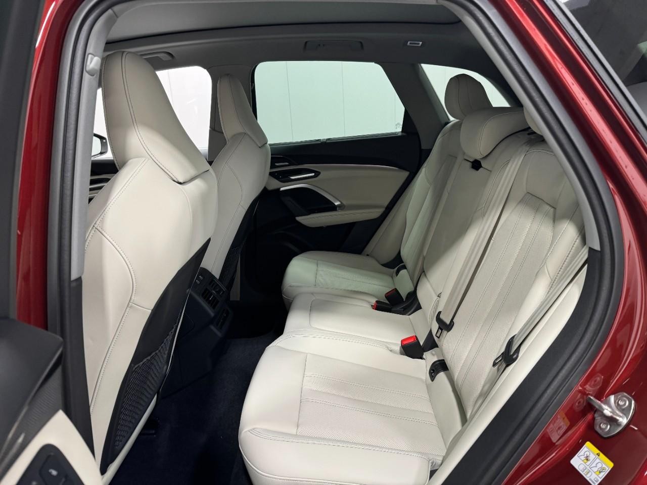 Audi Q5 Vehicle Full-screen Gallery Image 8