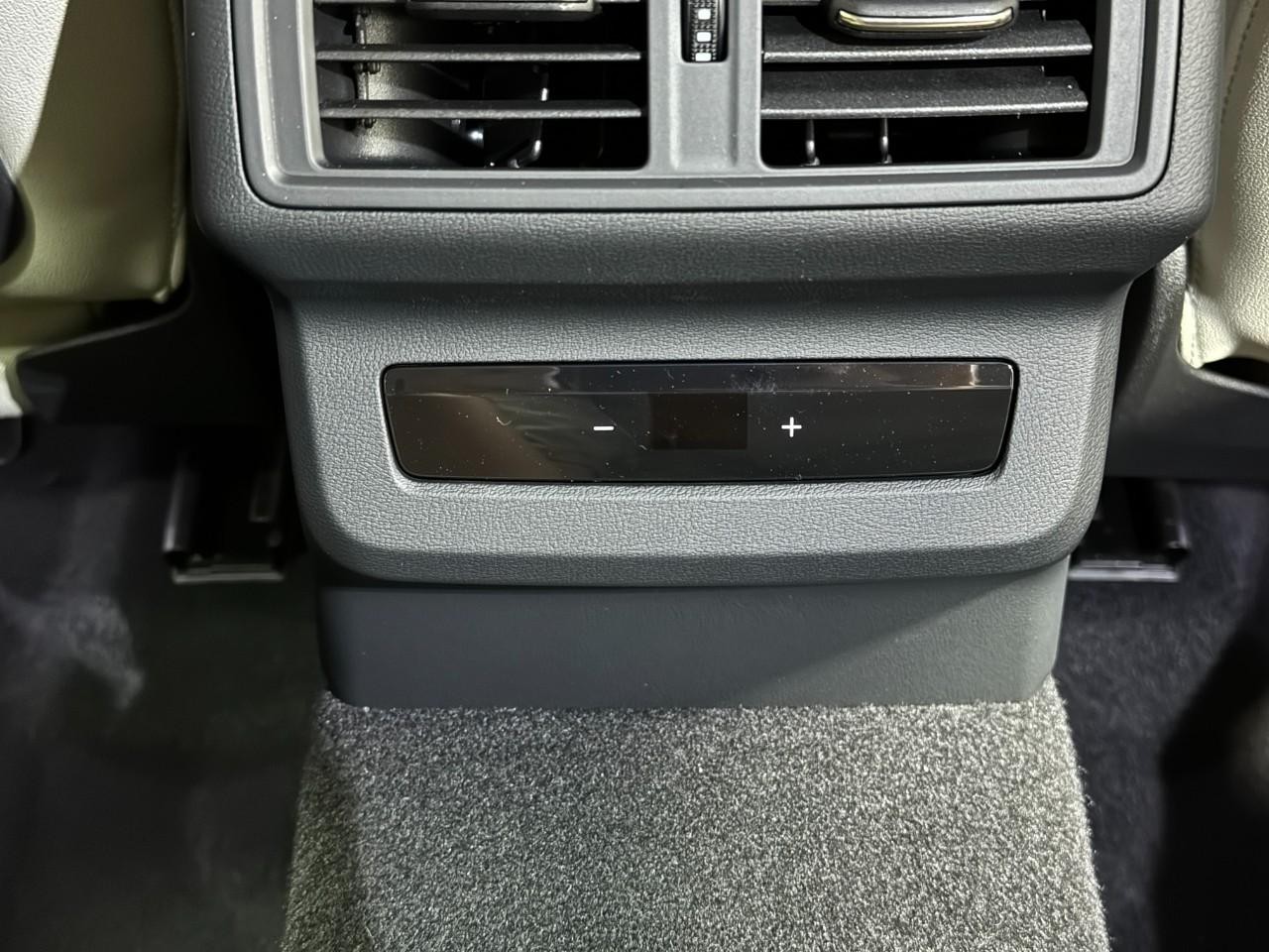 Audi Q5 Vehicle Full-screen Gallery Image 11