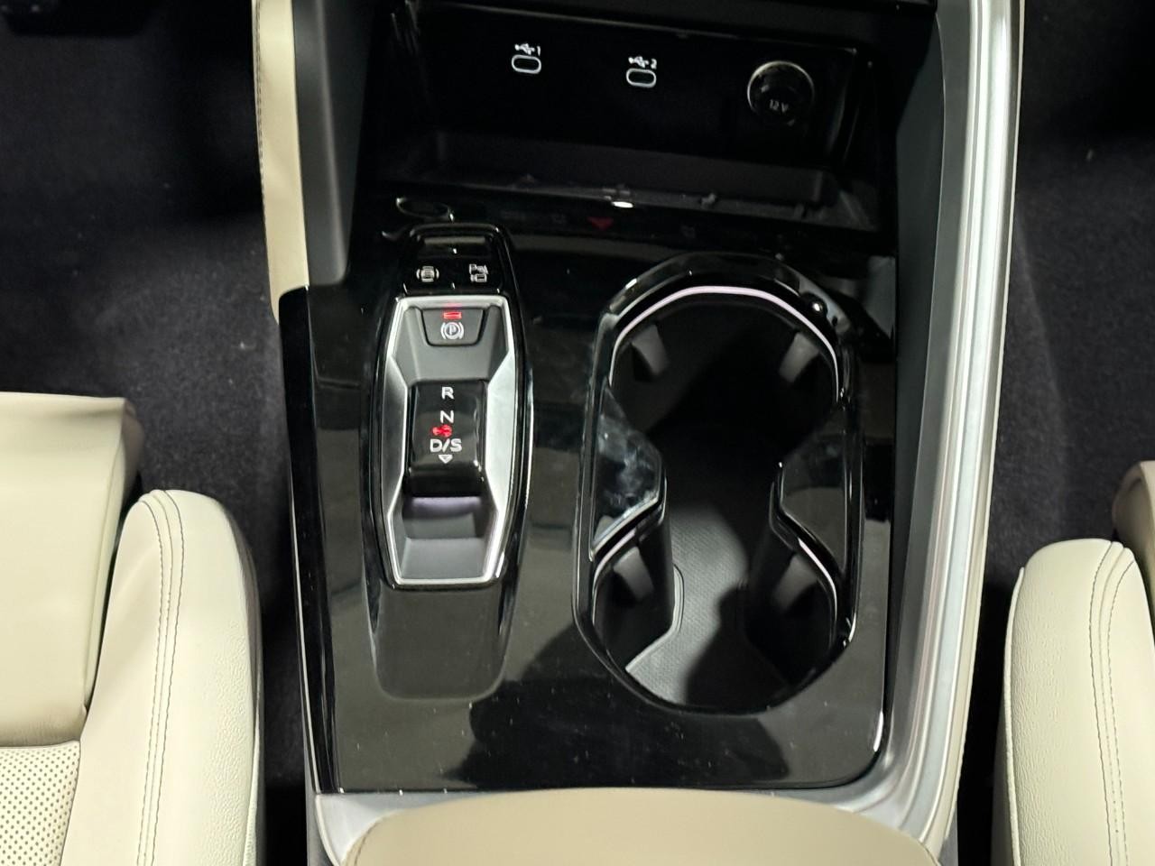 Audi Q5 Vehicle Full-screen Gallery Image 16