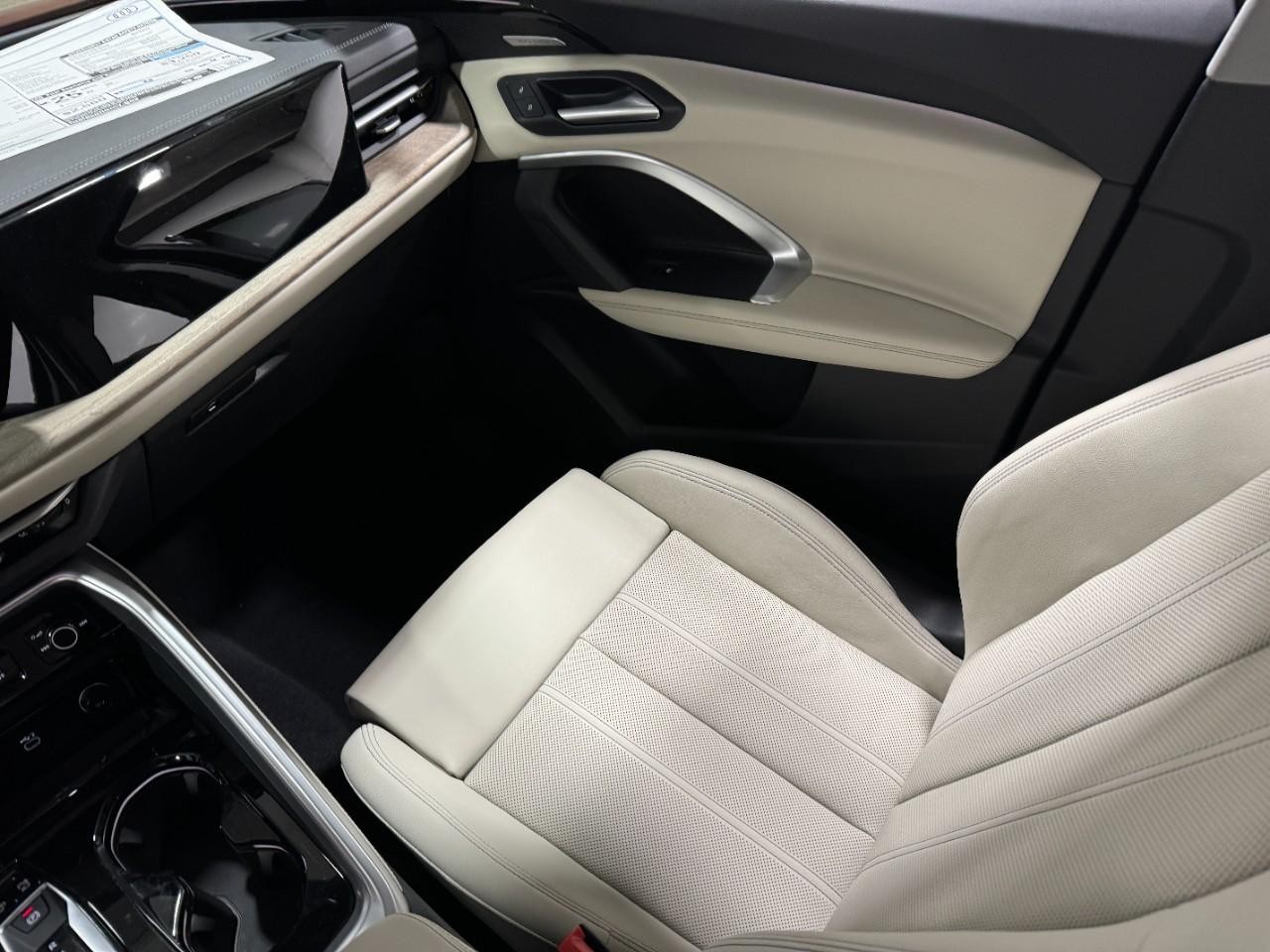 Audi Q5 Vehicle Full-screen Gallery Image 17