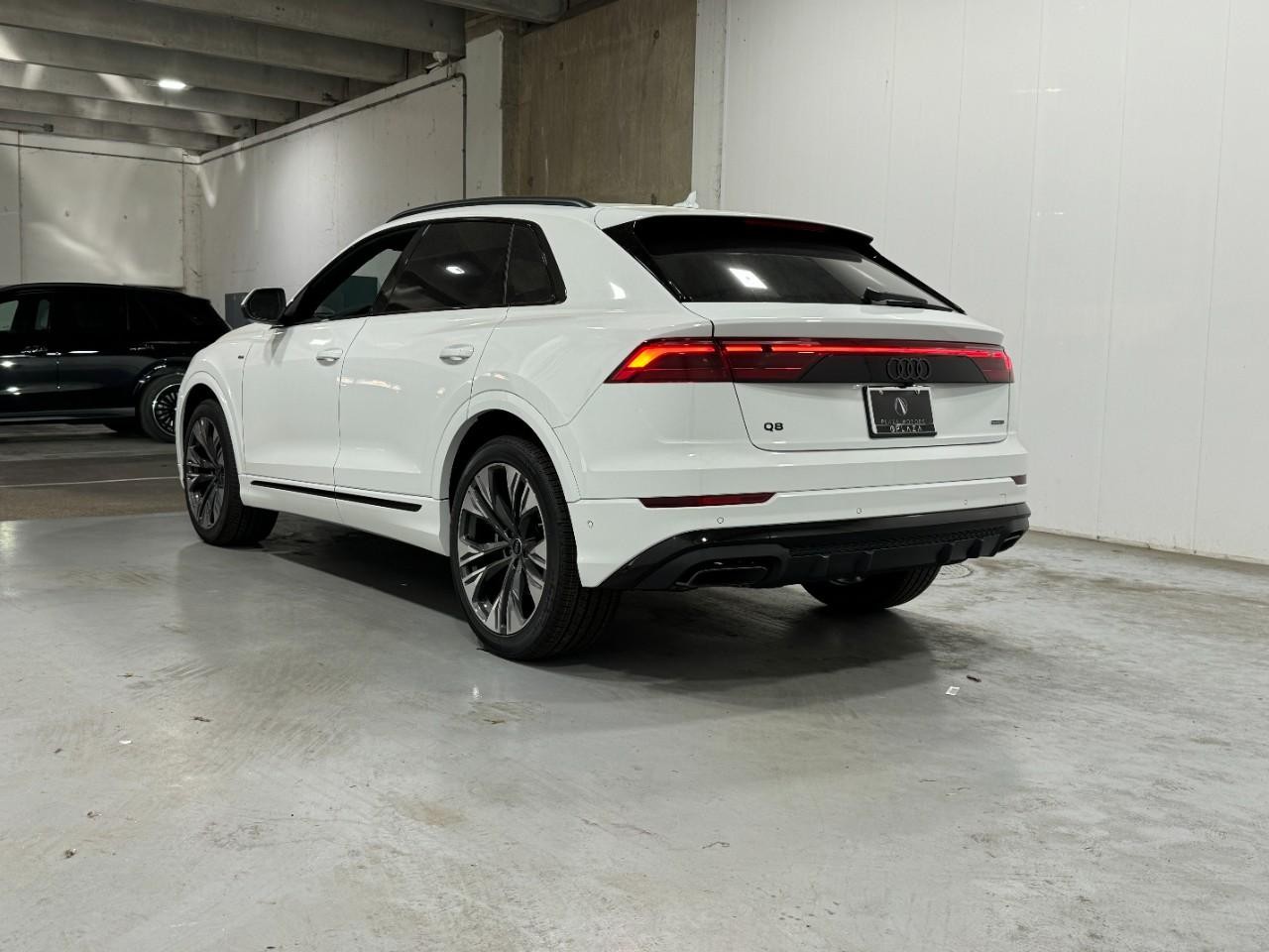 Audi Q8 Vehicle Full-screen Gallery Image 3