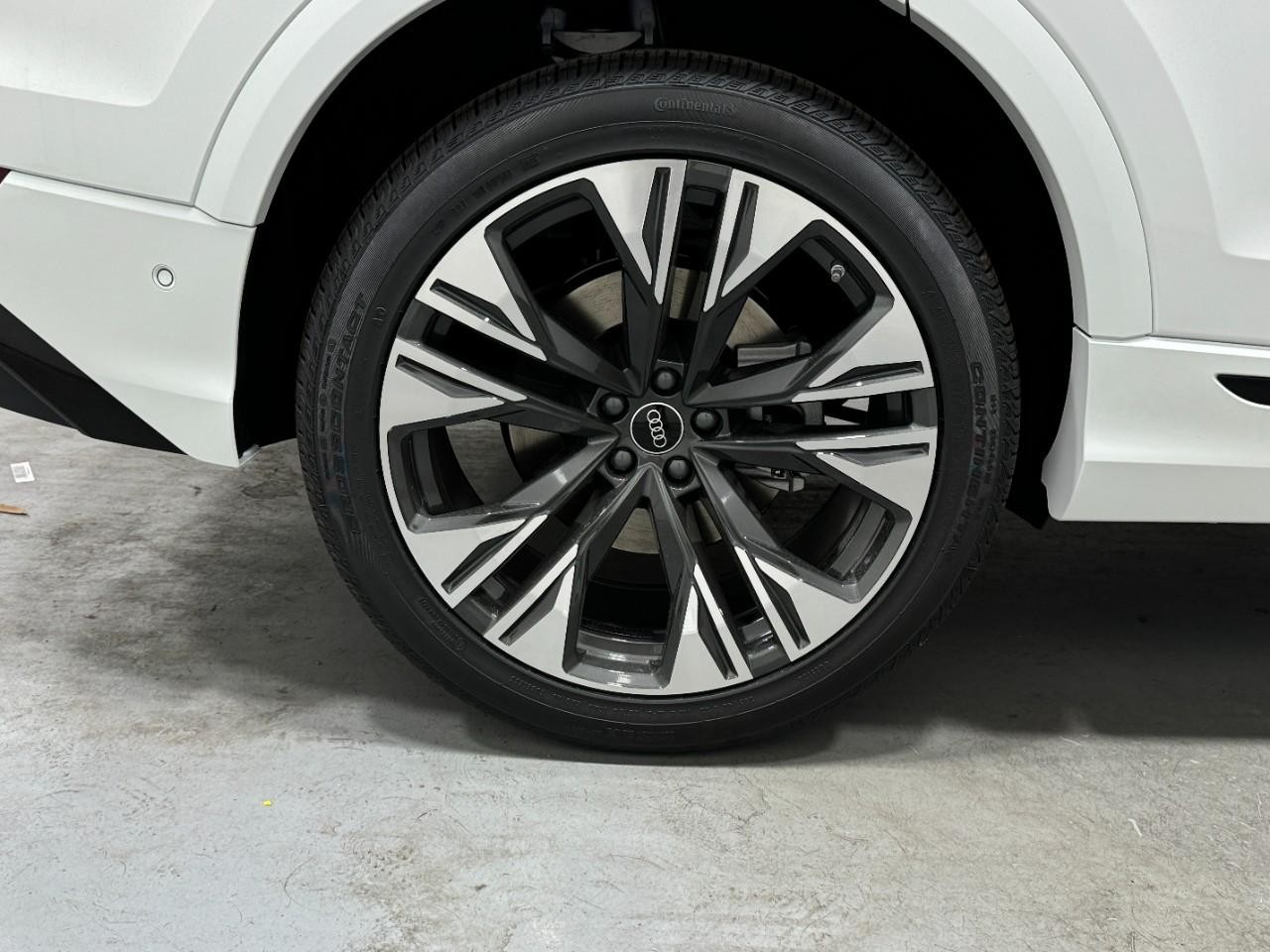 Audi Q8 Vehicle Full-screen Gallery Image 5