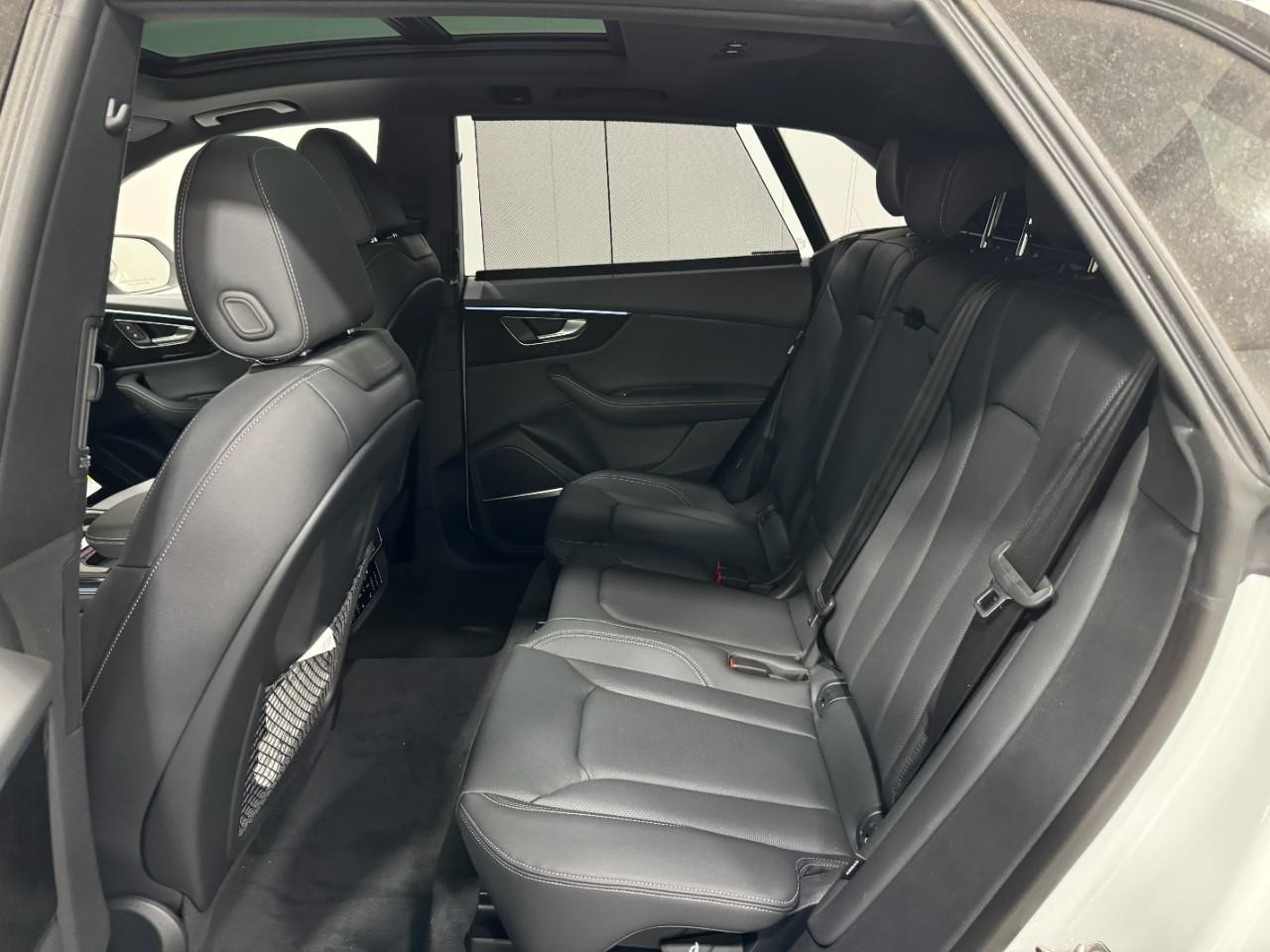 Audi Q8 Vehicle Full-screen Gallery Image 8