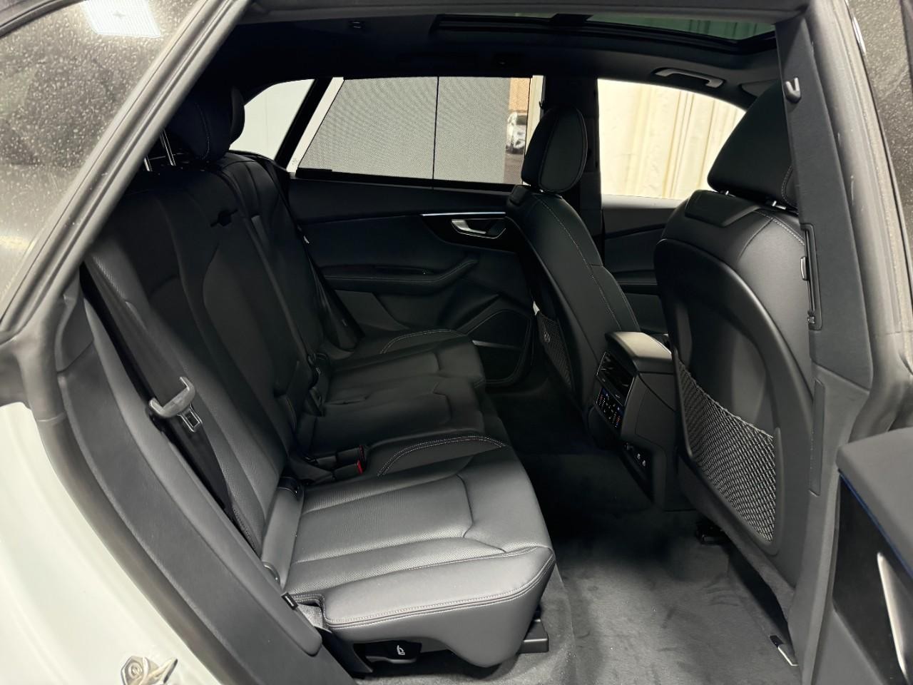 Audi Q8 Vehicle Full-screen Gallery Image 10