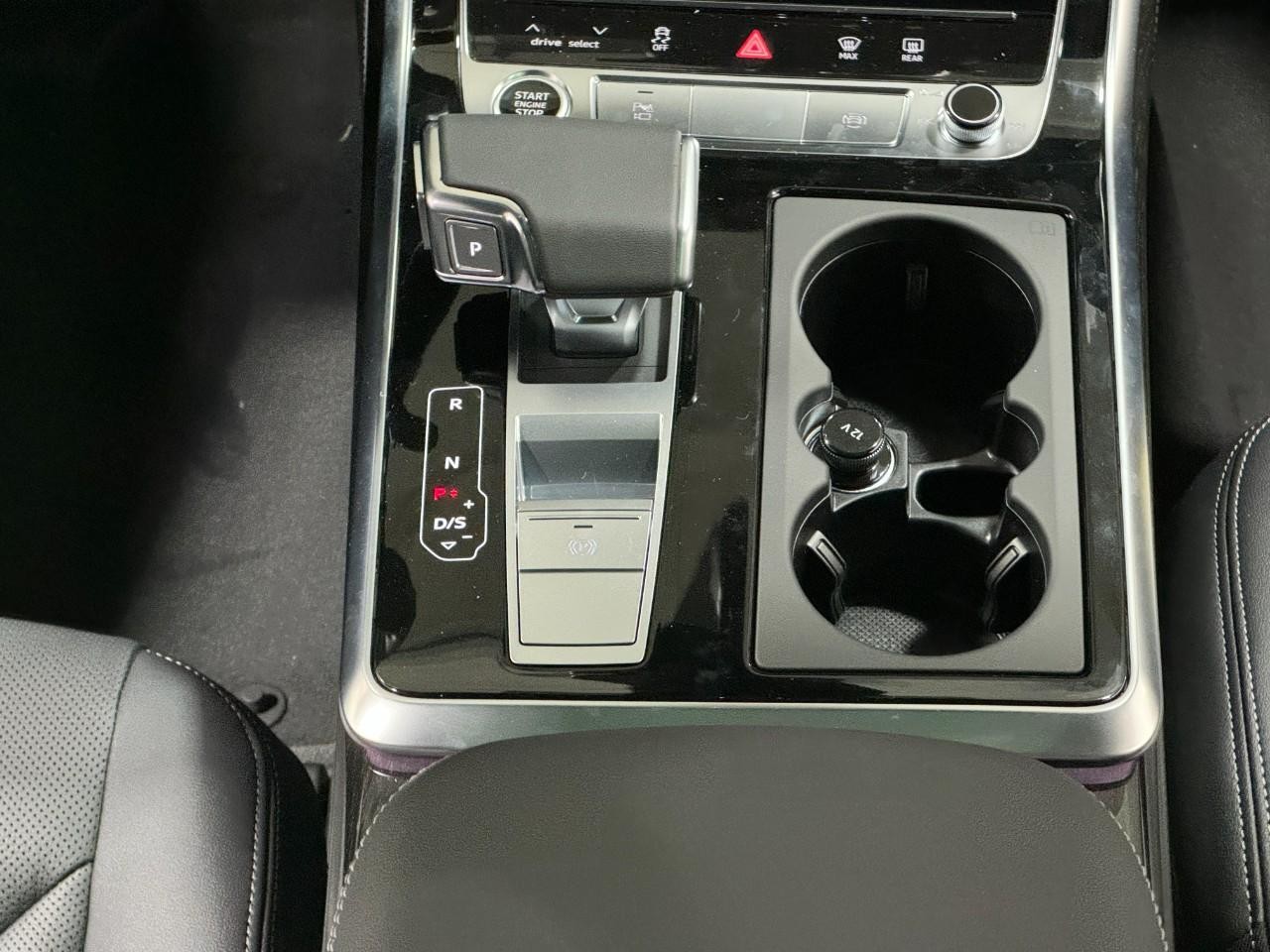 Audi Q8 Vehicle Full-screen Gallery Image 17