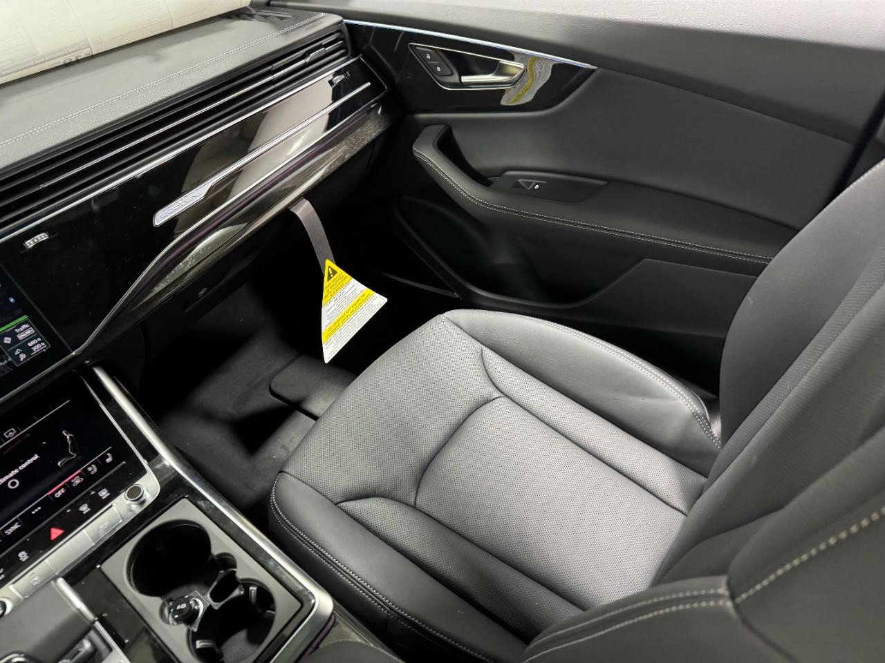 Audi Q8 Vehicle Full-screen Gallery Image 18