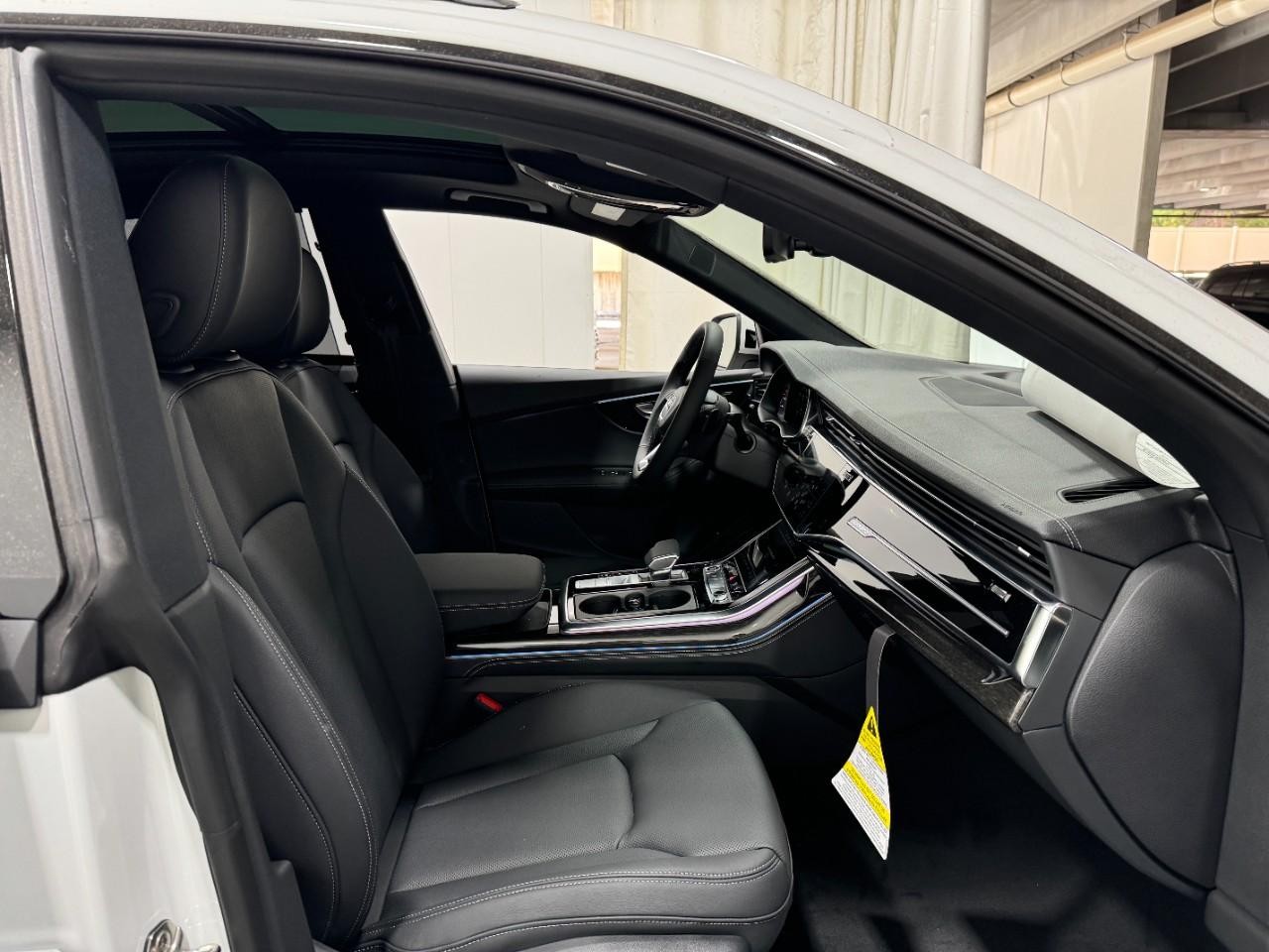 Audi Q8 Vehicle Full-screen Gallery Image 19