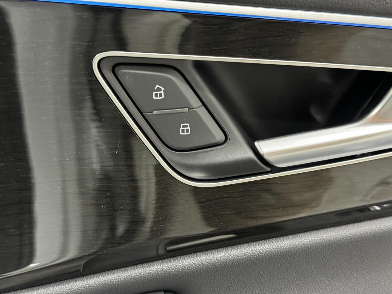 Audi Q8 Vehicle Full-screen Gallery Image 22